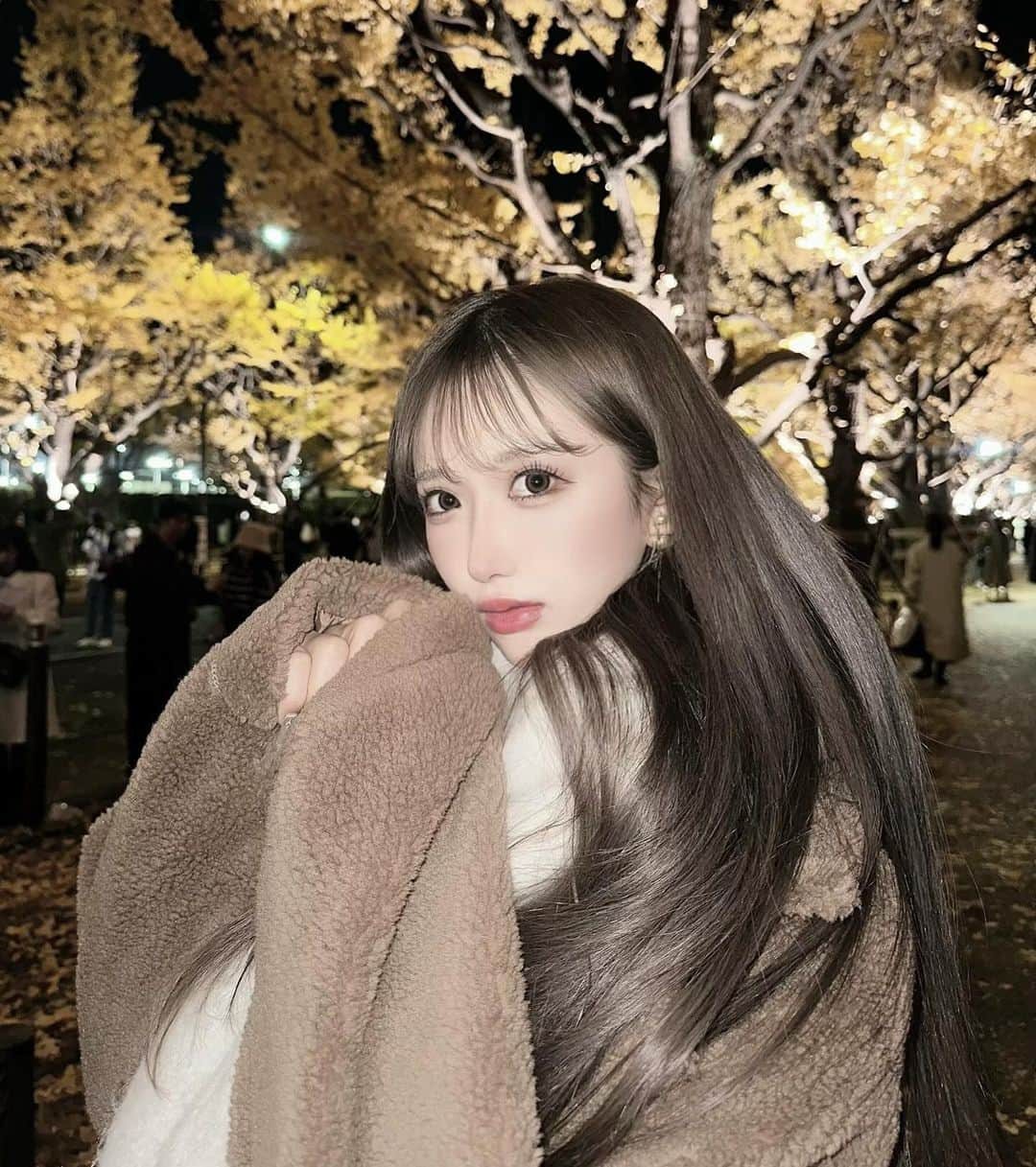 伊藤桃々さんのインスタグラム写真 - (伊藤桃々Instagram)「クリスマスマーケット行くまでのイチョウ並木めちゃくちゃ綺麗だった🐈🤎 可愛い季節ね〜沢山お出かけする〜⛄️」12月4日 17時32分 - __peachstagram__