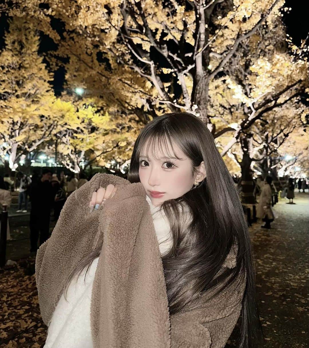伊藤桃々のインスタグラム：「クリスマスマーケット行くまでのイチョウ並木めちゃくちゃ綺麗だった🐈🤎 可愛い季節ね〜沢山お出かけする〜⛄️」