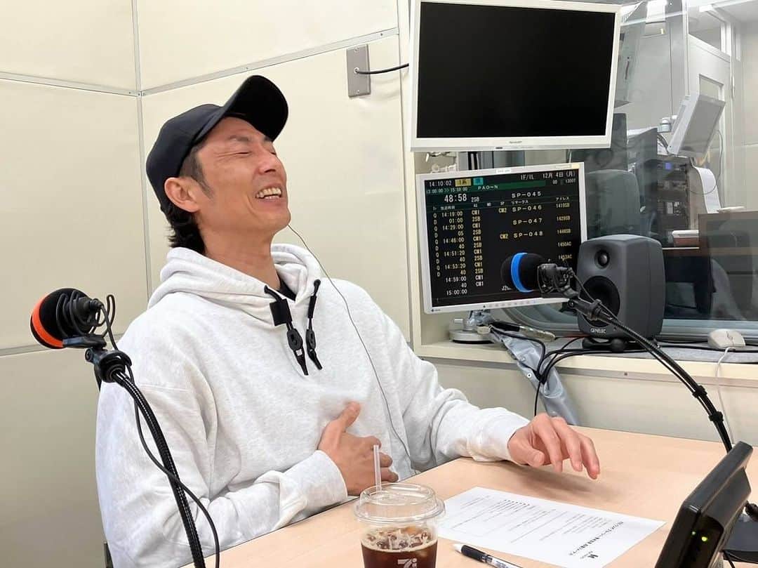 斉藤和巳さんのインスタグラム写真 - (斉藤和巳Instagram)「KBCでブルーリバーの青ちゃんのラジオの収録！  ラジオ収録後は、その後にコンビのラジオの為に来てた川ちゃんとも会えた！  2人とは10年以上の付き合い。 今みたいに"引っ張りだこ"になる前に知り合ったから、今の2人の状況が嬉し過ぎる。  いつも気遣ってくれたり、心配してくれたり、ホンマに最高のコンビ！  ラジオは年末に流されるみたい！ 詳しくは… @blueriveraoki に聞いて🤣🖐️  #ブルーリバー #ブルーリバー青木 #ブルーリバー川原 #戦友 #ラジオ」12月4日 17時32分 - kazumi.66