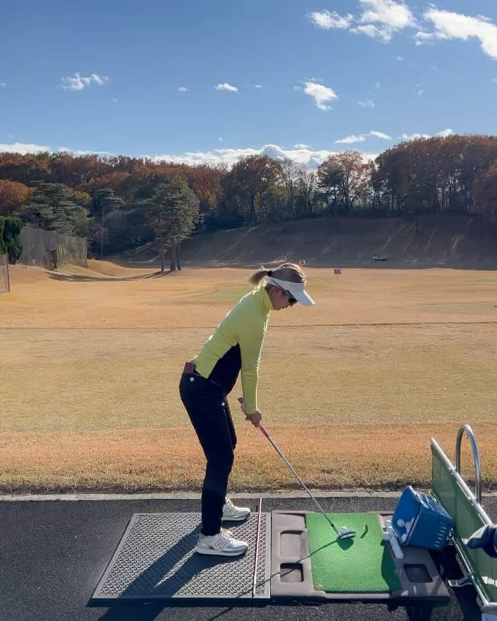 楠本彩乃 のインスタグラム：「. 苦手な時期がやってきた🥶笑 冬ゴルフの幕開けです〜 . #golf #golfswing #ゴルフスイング  #골프  #골프스윙  #golfstagram  #golfer #ゴルフ #ゴルフ女子 #ゴルフスイング #ゴルフスイング動画 #スイング動画 #ゴルファー #女子ゴルファー #ゴルフ練習 #ゴルフ場 #골프  #デサントゴルフ #ゴルフウェア」