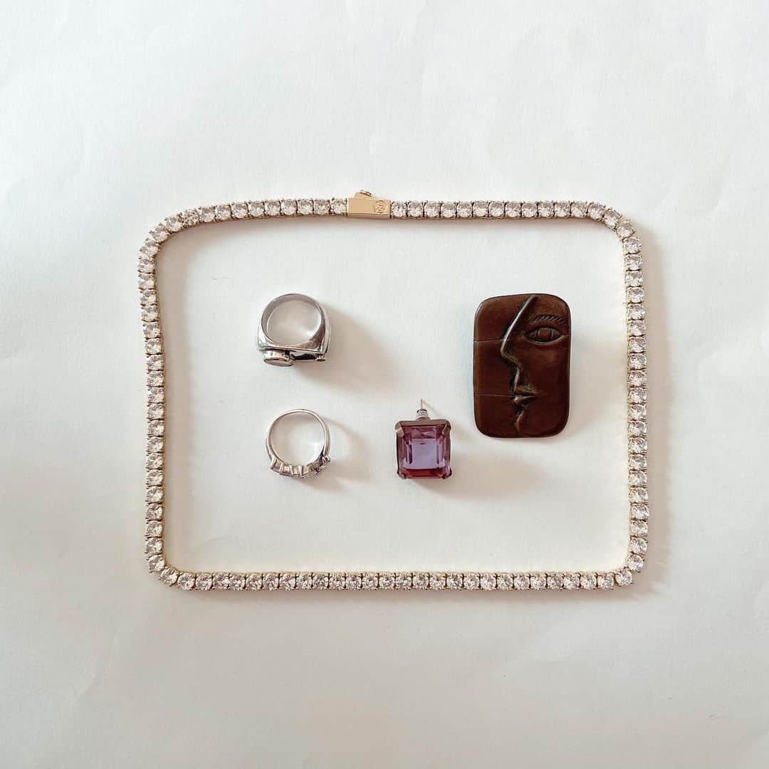 おおたうにさんのインスタグラム写真 - (おおたうにInstagram)「rhinestone necklace / vintage earrings / handmade citrine & onix silver ring / Kohoku TOKYU diamond ring / Mom's  友達が着てるのを見て数年間憧れていて、ずーーーっと検討していたZARAのメンズデニムトップスをセール買い。 それが届いたのでさっそく着てお出かけ🖤  昔から家にあった美術館的な顔のやつと、指輪パーツが取れた文化屋雑貨店の色が変わるガラス？にピアス金具を貼り付けました。  年末恒例藻塩お渡し〜栗きんとんを添えて〜 同行のサカバンバスピスちゃん行方不明事件　不動の古代魚を襲う罠⚡️ 新大久保日参からの投げ売り大根購入  といった流れです。（ハァ？  #今日のアクセサリー #accessoriesoftheday #vintageaccessory #fashion」12月4日 17時32分 - outa_uni