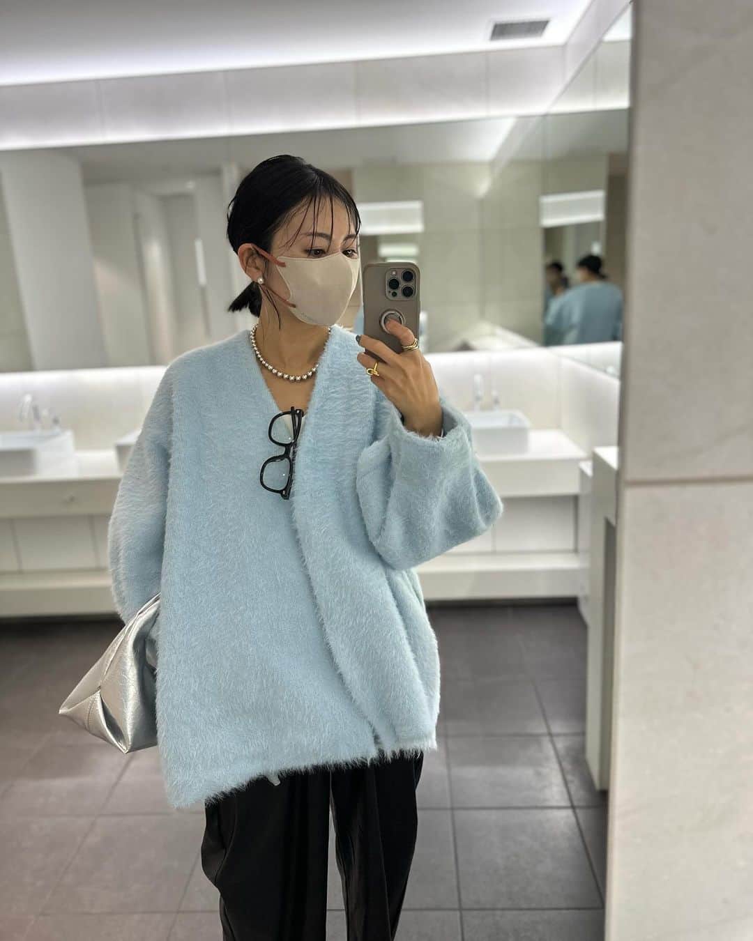 樹村あやのさんのインスタグラム写真 - (樹村あやのInstagram)「本日の。 二日酔いでトレーニング🏋️‍♀️よくやったよ私。  167センチ 👕　@mienne.jp_official  👖　@reedit_official  👜　@mienne.jp_official  🥿　@lottadesigntokyo    #ootd#姉妹#女の子ママ#三姉妹#三姉妹ママ#ママコーディネート#3人育児 #ママファッション#3児のママ#3児ママ#育児#6歳#4歳#1歳児#1歳7ヶ月#カーディガン」12月4日 17時26分 - uemura_a