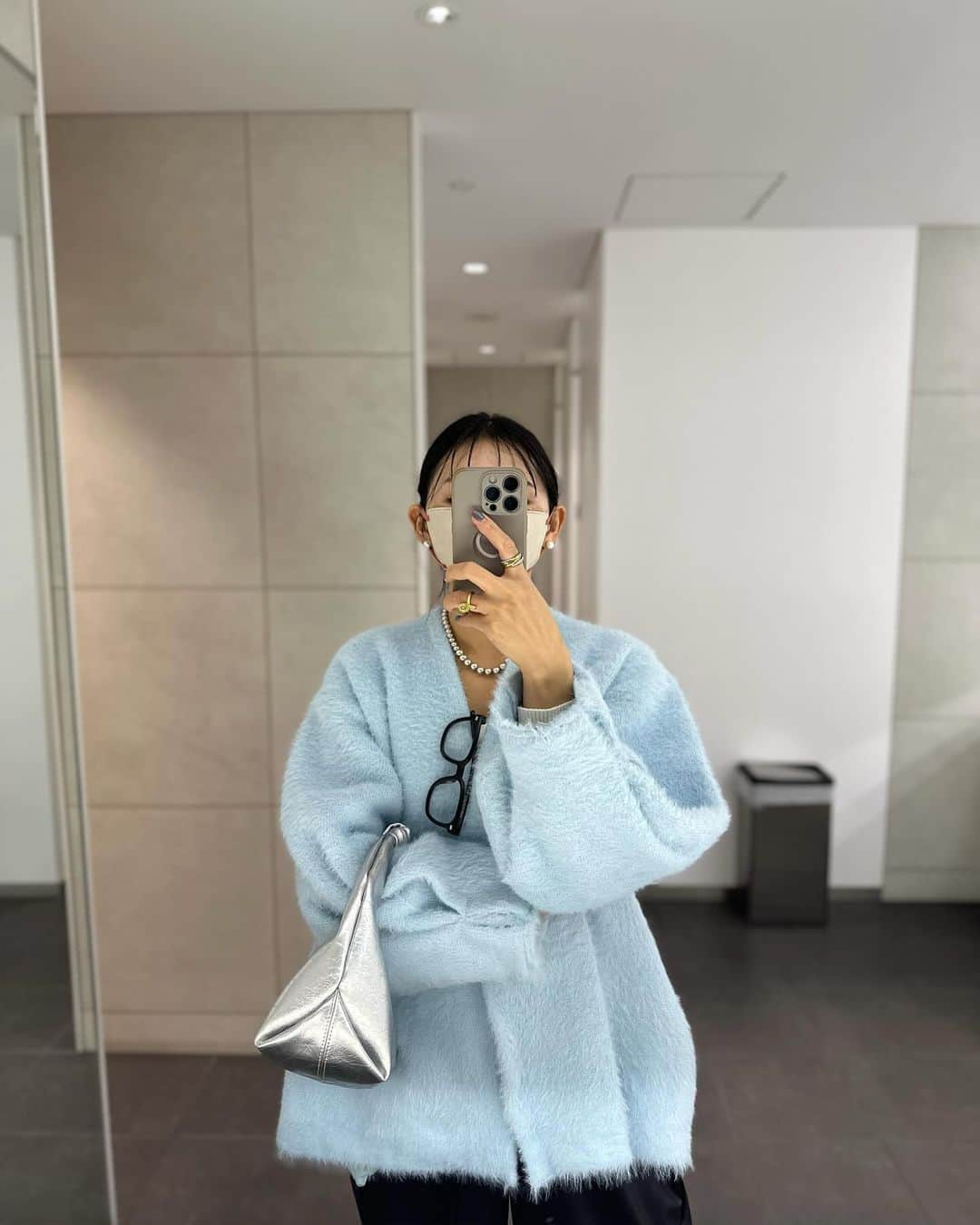 樹村あやのさんのインスタグラム写真 - (樹村あやのInstagram)「本日の。 二日酔いでトレーニング🏋️‍♀️よくやったよ私。  167センチ 👕　@mienne.jp_official  👖　@reedit_official  👜　@mienne.jp_official  🥿　@lottadesigntokyo    #ootd#姉妹#女の子ママ#三姉妹#三姉妹ママ#ママコーディネート#3人育児 #ママファッション#3児のママ#3児ママ#育児#6歳#4歳#1歳児#1歳7ヶ月#カーディガン」12月4日 17時26分 - uemura_a