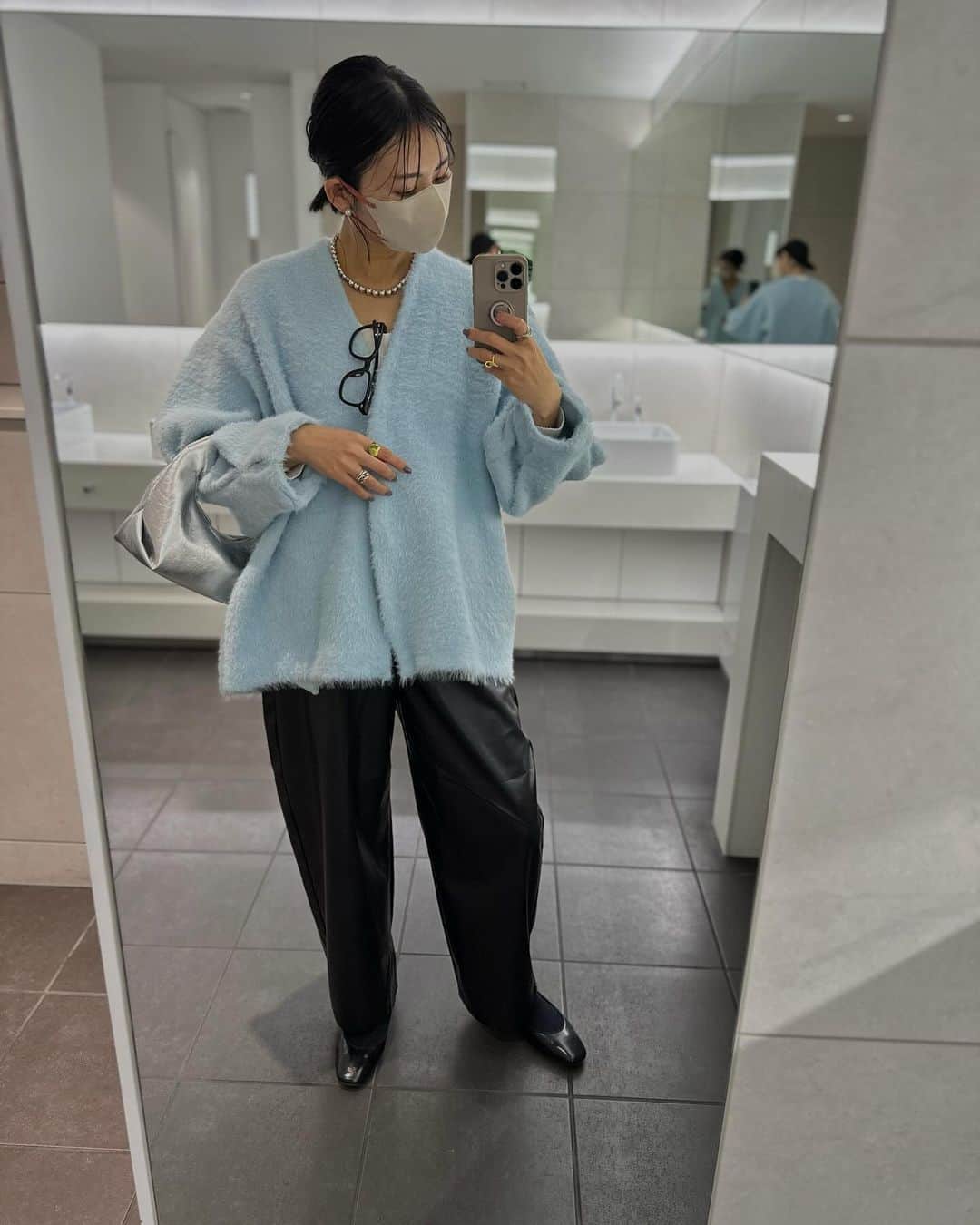 樹村あやのさんのインスタグラム写真 - (樹村あやのInstagram)「本日の。 二日酔いでトレーニング🏋️‍♀️よくやったよ私。  167センチ 👕　@mienne.jp_official  👖　@reedit_official  👜　@mienne.jp_official  🥿　@lottadesigntokyo    #ootd#姉妹#女の子ママ#三姉妹#三姉妹ママ#ママコーディネート#3人育児 #ママファッション#3児のママ#3児ママ#育児#6歳#4歳#1歳児#1歳7ヶ月#カーディガン」12月4日 17時26分 - uemura_a