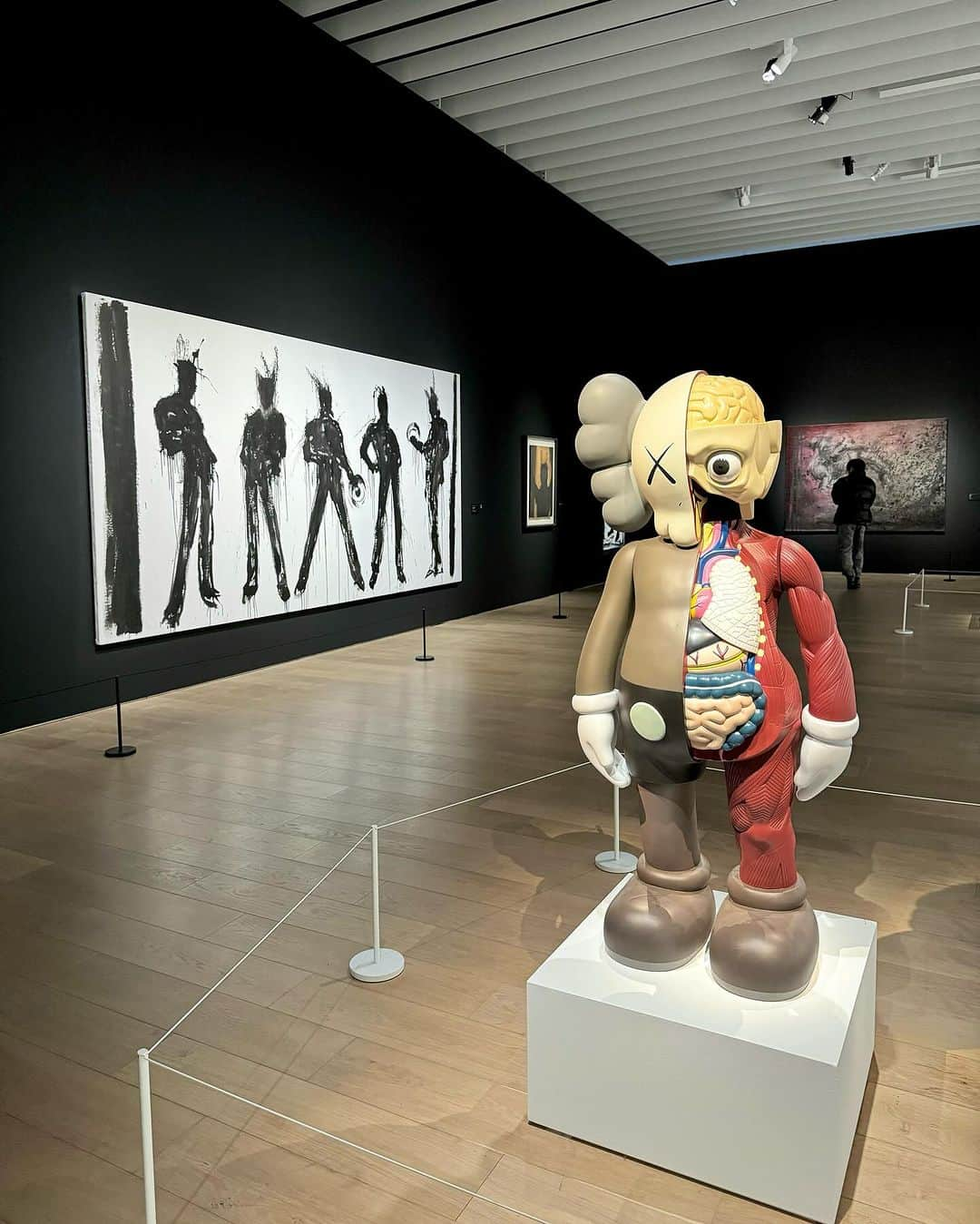 さわいえりのインスタグラム：「⠀  ✖️✖️  MUCA展 KAWS  目の前にCOMPANIONどーん！  ストリートから顔出しして、 正統派アーティストとして君臨し続けるKAWS。  老若男女、全世界の人が楽しめる ポップでユーモアな作品の数々を見て魅力されました。  ⠀  京都市京セラ美術館 2024年1月8日（月・祝）まで開催中 時間:10:00〜18:00（最終入場は17:30まで)  ⠀  @kyotocitykyoceramuseum  @kaws   ⠀  #コンパニオン#カウズ#companion #kaws #京セラ美術館#ストリートアーティスト#グラフィティ」