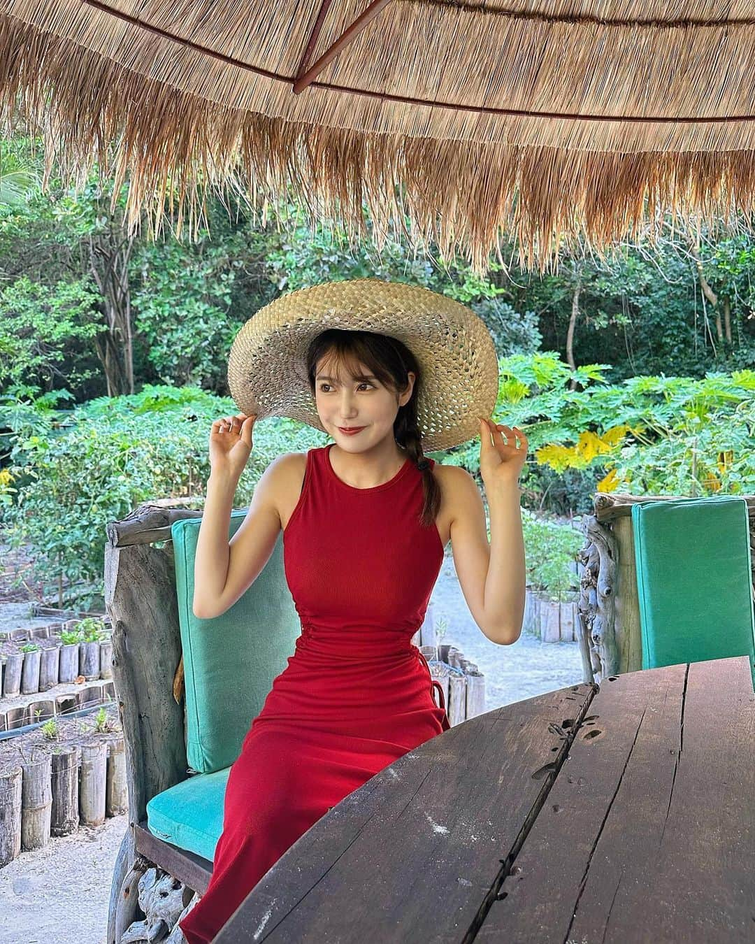 あべなつきさんのインスタグラム写真 - (あべなつきInstagram)「ガーデンを探索した🌿👒🍅🍆  お庭にお野菜がなってるなんて幸せすぎる〜 楽しくなってずっとお庭にいたら、足が虫刺されだらけになってたよ😇 日本に帰ってきてからもかゆい〜😂  #ガーデン #オーガニック」12月4日 17時29分 - i.am_natsuki_