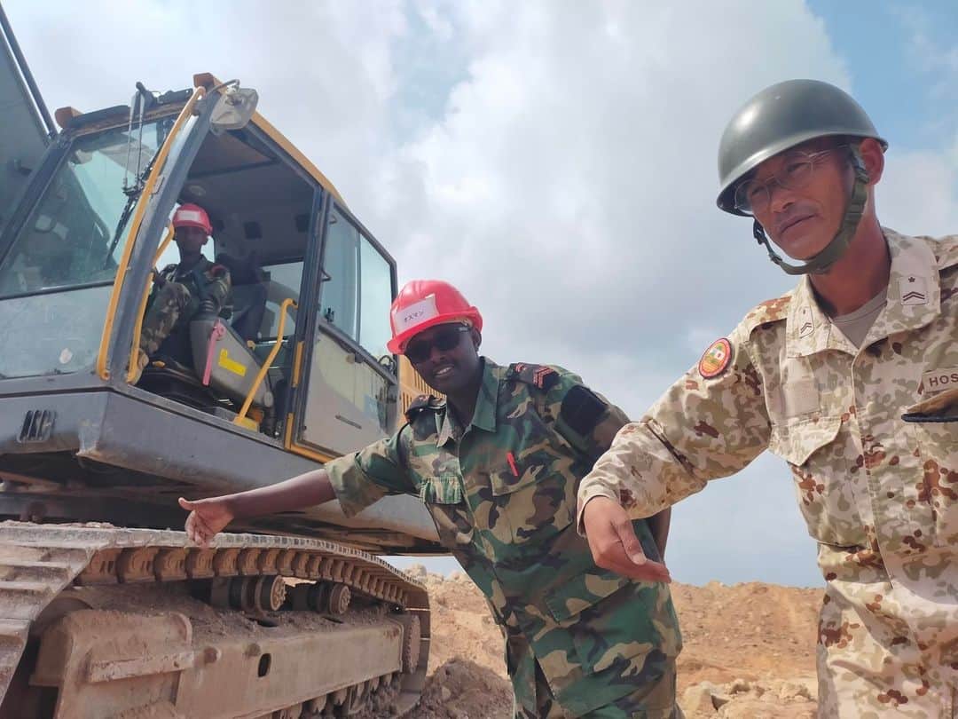 陸上自衛隊さんのインスタグラム写真 - (陸上自衛隊Instagram)「🇩🇯🇯🇵 #陸上自衛隊 #東部方面隊 の隊員１４名は、 #ジブチ 軍に対する災害対処能力強化支援を継続中です。教育も残るところ約１週間、総仕上げの段階です。引き続き、二国間の相互理解・信頼醸成に向け全力で取り組んでまいります💪  🇩🇯🇯🇵 #EasternArmy, #JGSDF is conducting an HA/DR cooperation with #Djibouti Armed Forces(FAD). With only about a week left education, they are in the total completion stage.  We’ll continue to make every effort to foster mutual understanding and trust b/w 🇩🇯&🇯🇵💪」12月4日 17時30分 - jgsdf_pr