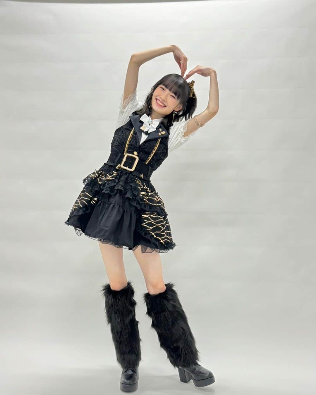 山﨑愛生のインスタグラム：「. 横アリ新衣装🤍🖤  📷 ♡足にもふもふついてて可愛い〜💕 ♡イヤリングも可愛い😍  #アイドル衣装 #衣装  #モーニング娘 #モーニング娘23  #morningmusume23  #山﨑愛生 #パンダさんパワー」