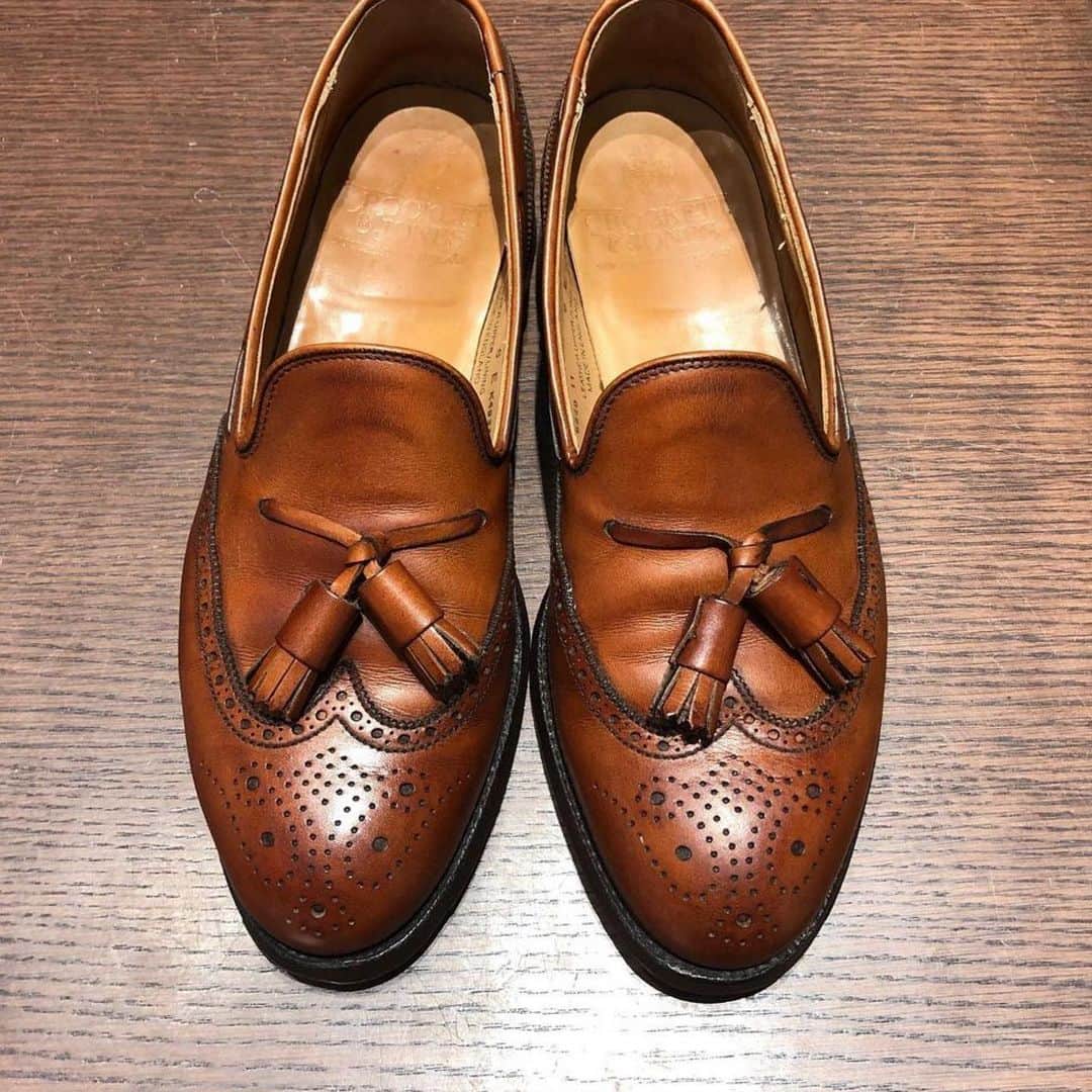 THE COLUMBUS CO.,LTD.さんのインスタグラム写真 - (THE COLUMBUS CO.,LTD.Instagram)「本日の #コレクションズ推進委員会  photo by @rifare_osaka   ・・・ 靴磨きで色を濃く仕上げて欲しいとのご依頼がありました🤔 . まずレザーローションで綺麗に落としてから、クリームで色を乗せました。クリームはブートブラックのコレクションズクリームのエスプレッソを使用し、つま先、カカトはさらに濃く仕上げています。 . #crockettandjones  #クロケットアンドジョーンズ  #アンティークフィニッシュ #アンティーク調 #焦がす　という人もいます #bootblack #ブートブラック #コレクションズクリーム #靴磨き #shoepolish #shoeshine  #rifare#リファーレ　 コロンブス #グランフロント大阪 #足元倶楽部 #革靴好きと繋がりたい  #shoestagram」12月4日 17時34分 - columbus_official_