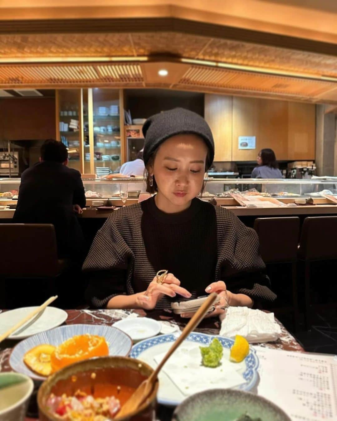 田中里奈のインスタグラム：「料理が食べかけなのはさておいて。 間違い探し、どーこだ！  ちなみにこちら年末のパリのホテル検索してます。 パリ、一回しか行ったことないからオススメ情報求む🥺✨  #もぐもぐしてると意外とわからないかもしれない #いや明らかにおかしいところが一ヶ所   #最後の一本やりました #🦷」