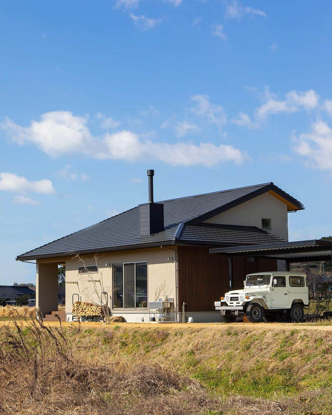 新産住拓 株式会社さんのインスタグラム写真 - (新産住拓 株式会社Instagram)「人気の平屋！外観まとめ  #平屋住宅  #平屋の家  _______________  ▼住まいの情報やイベント情報▼ @shinsan_jyutaku  プロフィールのリンクから _______________  私たちは、熊本の住宅メーカーです!  1964年、熊本市で 創業して以来59年にわたり、 この地域で累計6,000邸以上の 住まいづくりを お手伝いさせていただきました。  #新産住拓 の『拓』の字には、 「"お客様にとって最良の住まいとは何か” を 常に探求し、開拓し続けたい」という想いを、 “住拓”という言葉に込めています。  #熊本の企業 として、 この街の気候・風土・文化を熟知し、 より良い住まいを 探求・開拓し続ける、 私たち新産住拓の住まいを ご提案します。  #熊本注文住宅 #熊本住宅会社 #熊本住宅 #熊本建築 #熊本新築  #新産リフォーム はコチラ▼ @shinsan_reformより  #新産エクステリア はコチラ▼ @shinsan_exterior より」12月5日 20時00分 - shinsan_jyutaku