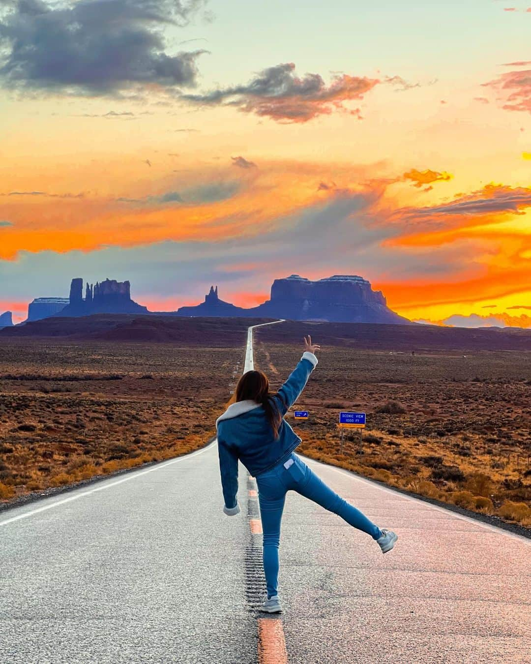 小嶋彩乃のインスタグラム：「Monument Valley Road Trip!!🚗  1. Forrest Gump Point フォレストガンプに出て有名になった場所  2. Monument Valley ナバホインディアンの居留地、モニュメントバレーの朝  3. Goulding’s lodge 3日前に奇跡的に予約できた可愛いコテージ!  4. Enjoying the great view with ☕️  気温-5度だった。笑  5. Beautiful Starry Night 写真では伝わらないけど満点の星空⭐️  いつも3日前に色々決定するお決まりの弾丸旅行! まず向かうはラスベガス！親友ファミリー @lani_ejr と久しぶりの再会🥹急な連絡にもかかわらずサンクスギビングの素敵な食事と楽しい時間をありがとう! 次の日の朝ごはんまで持たせてもらって、ユタ州へ出発！ラスベガスから７時間の運転の末、広大な赤い大地にドーンとそびえ立つモニュメントが姿を表して大感動！夜空一面に広がる星空と朝日に照らされるモニュメントバレーの絶景は息を呑む美しさでした。ただ、半袖で過ごせるLAとは違って、気温はマイナス⛄️ モニュメントバレー周辺はナバホ族というネイティブアメリカンに自治権があります。ここはアメリカに存在しながら、アメリカではない独立国に近いです。不思議な感じ。ネイティブアメリカンは古くは土地を奪われたり迫害を受けてきた悲しい歴史もありますが、彼らのアイデンティティや伝統を今でも感じられるそんな場所です！  #roadtrip #california #utah #monumentvalley #navajonation #travelphotography #beautifuldestinations #sunset #sunrise #nightsky #naturelovers #アメリカ生活 #ロードトリップ #旅スタグラム #カリフォルニア #海外移住」