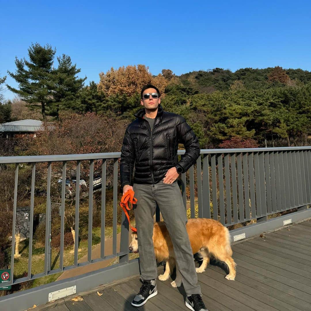 ジュリアン・カンのインスタグラム：「Road dawg 😊」