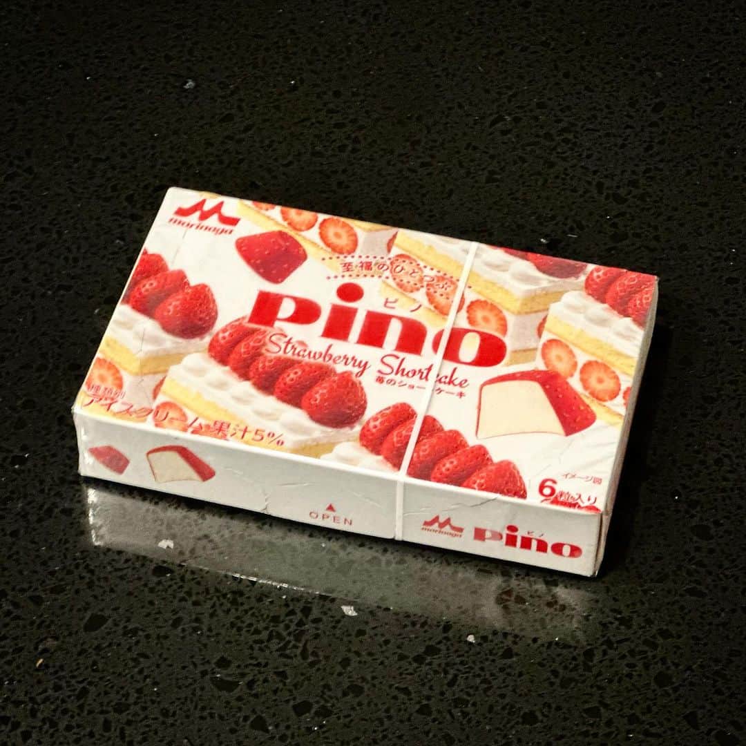 干場義雅さんのインスタグラム写真 - (干場義雅Instagram)「何コレ〜‼️ピノ好きとしては、絶対に買わなければいけないやつ〜。甘酸っぱい苺チョコに、隠し味に苺果汁。確かに、苺のショートケーキの味わいを詰め込んだ「至福のひとつぶ」だわコレ。とりあえず5箱買いました。美味すぎて感じちゃったので勝手にPR。皆さんも試してみては❗️感じますよ‼️  @morinaga_seika  #pino #ピノいちごショートケーキ  #勝手にPR @yoshimasa_hoshiba  #yoshimasahoshiba  #干場義雅 #forzastyle #forzastyle」12月4日 17時43分 - yoshimasa_hoshiba