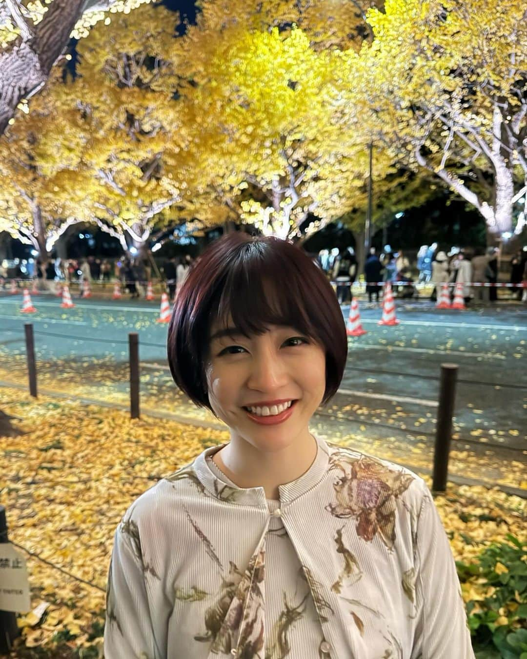 新井恵理那さんのインスタグラム写真 - (新井恵理那Instagram)「ジュエリーイベントへ。個性的だったり、石の魅力を引き出していたり、素敵なジュエリーがたくさんあってキラキラした気持ちになったし、勉強になりました…!  外苑前のイチョウ並木のライトアップもきのうまでだったので、ちょっとだけでも!と立ち寄りました( ^ω^ ) 個人的には、近づくよりも遠くからの方が好きだったけど、 落ち葉もよかったなー♪  イチョウは久しぶりのデートだったので、なんだかはにかんでしまいました。笑  #外苑前いちょう並木 #ジュエリー #新井恵理那 #centforce」12月4日 17時46分 - elina_arai