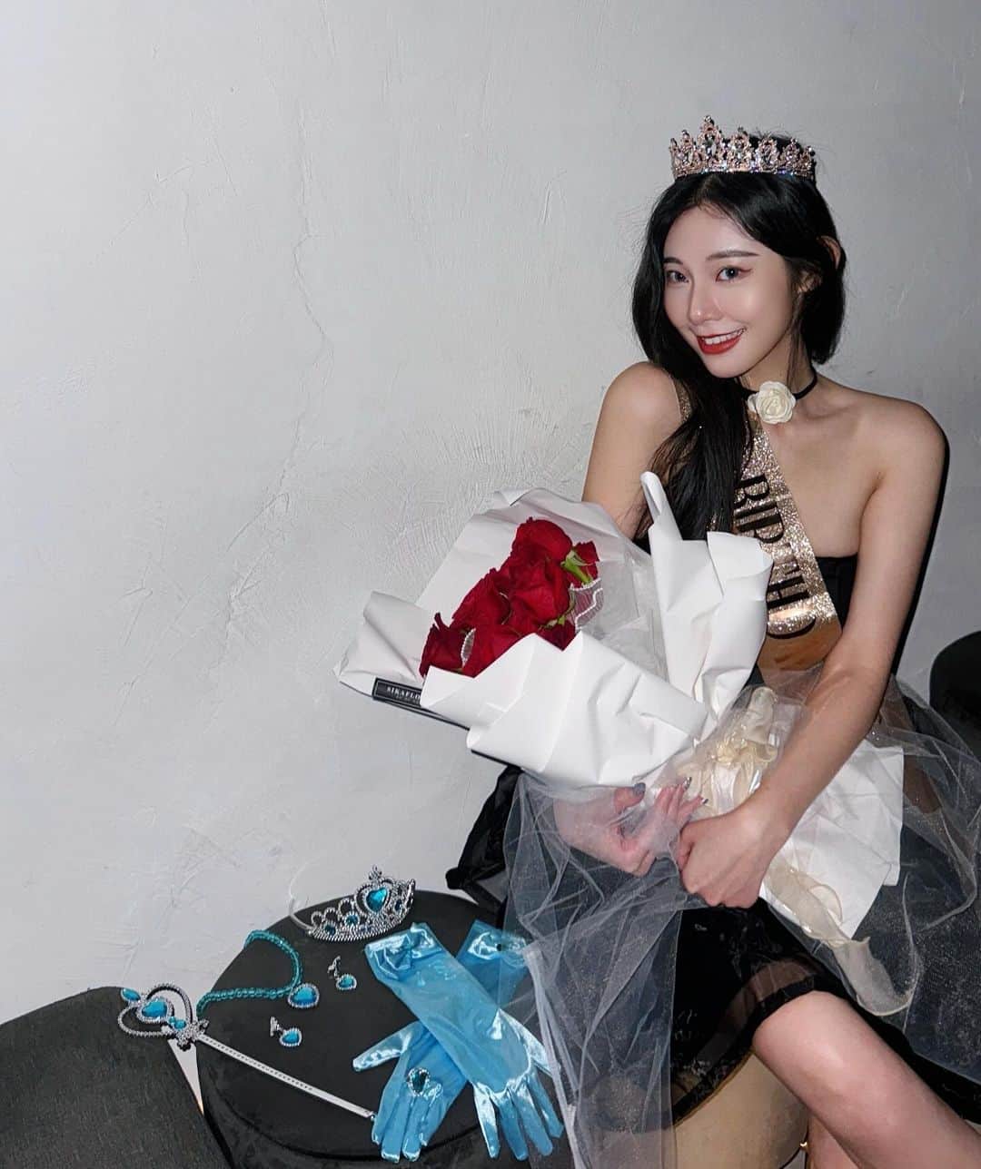 張香香のインスタグラム：「射手萬歲🎂🌹 原來照片影片同篇不能加音訊所以分則發 反正年紀到發文頻率差不多變成月更了🤣」