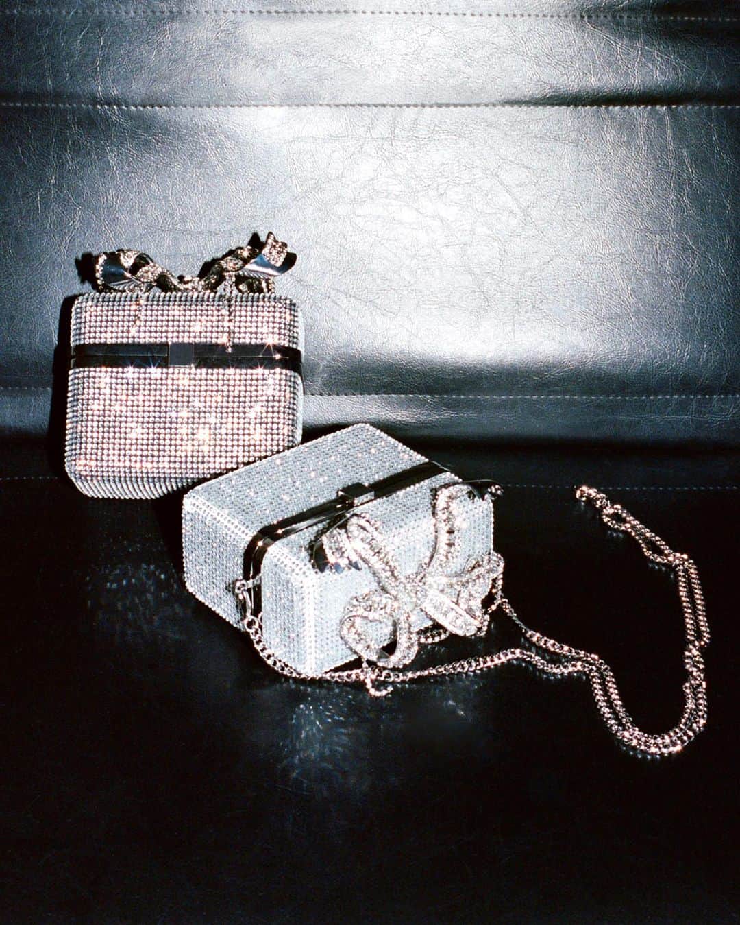 SELF PORTRAITのインスタグラム：「Introducing eye-catching accessories you won't want to put down.」
