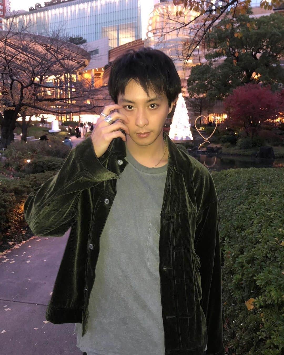 渡部秀さんのインスタグラム写真 - (渡部秀Instagram)「そういえばイメチェンしたよ✂️ 撮影現場からは以上です。  遂に今月23日に迫りました。 『渡部秀FAN MEETING 2023』 続報を期待してお待ちください。  まだチケットお求めでない方はHPをご覧くださいませ✌️  https://shu-watanabe.com/contents/692438  寒いから暖かくね⛄️」12月4日 17時58分 - shu_samurai