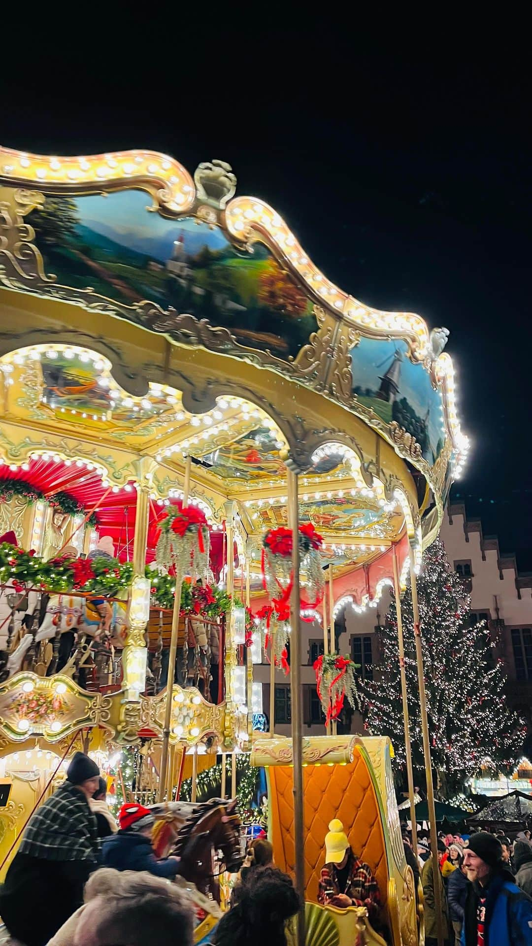 kitamayuuのインスタグラム：「Weihnachtsmarkt in Frankfurt🎄 イルミネーションが見たくて夜に行ったけど 人が多すぎて埋もれるかおもた。 でも夜のクリスマスマーケットにも行けて満足🥺 オーナメントもたくさん買っちゃったけど 見るとまだまだほしくなる← オーナメントは割れないものを🤣  #クリスマスマーケット #ドイツクリスマスマーケット #ドイツ  #christmasmarket  #Weihnachtsmarkt #frankfurt」