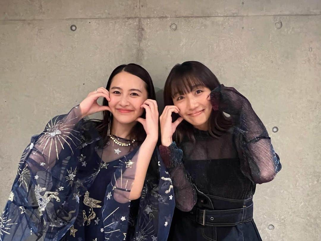 矢井田瞳さんのインスタグラム写真 - (矢井田瞳Instagram)「The Covers Fes.の収録時には、有華~yuka~ちゃんに会えました！  インスタでは繋がっていたものの、やっと会えた〜！という感じで、お互いに歓喜♡  有華ちゃんの声って根が明るくて、 どんな歌でも前に抜けてきて、 聞き終わると心に光の粒が残ってる。ステキです✨  そしてピカピカの笑顔！たまらん〜。  The Covers Fes.の模様は、12月24日、クリスマスイブの夜に放送です📺  ぜひ観てね🎄」12月4日 17時54分 - hitomi_yaida