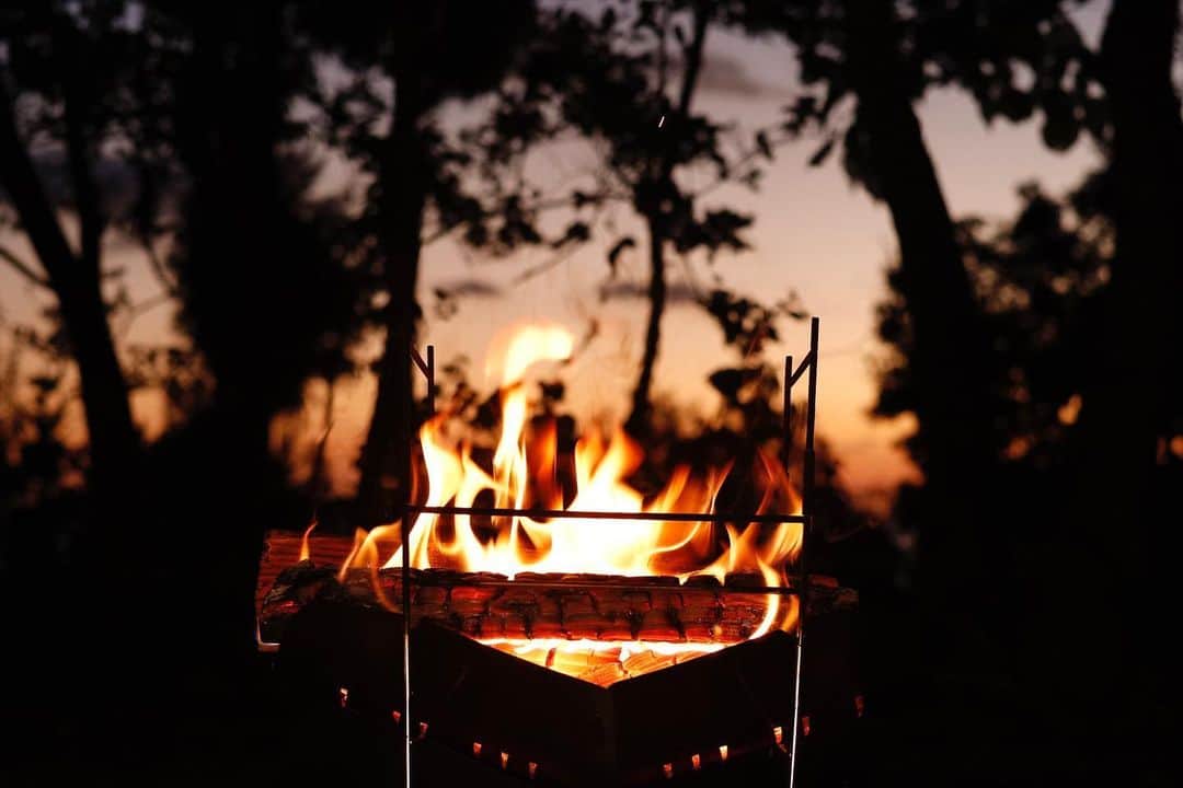 VASTLANDのインスタグラム：「夕暮れの空と焚き火の炎がとても綺麗✨ こんな写真をみるとキャンプへ行って焚き火をしたいと思った方もいるのでは？🫣 今年も残りわずか。締めのキャンプで焚き火はいかがでしょうか🔥  #VASTLAND #ヴァストランド #焚き火 #焚き火台 #camp #キャンプ」