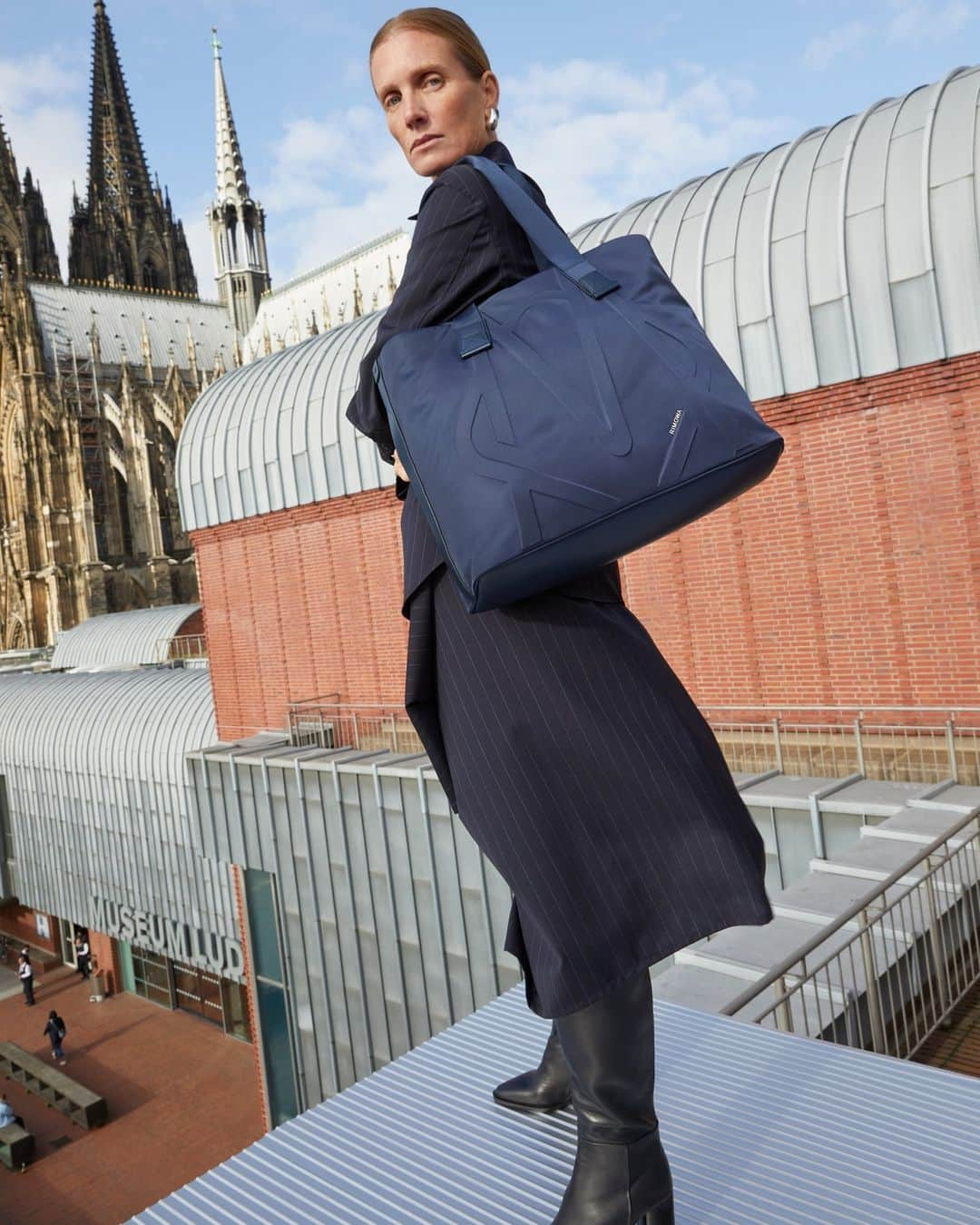 リモワさんのインスタグラム写真 - (リモワInstagram)「Craft your journeys with versatility in mind — the RIMOWA Signature Sliding Tote in Navy Blue.   #RIMOWA #RIMOWAsignature」12月4日 18時00分 - rimowa