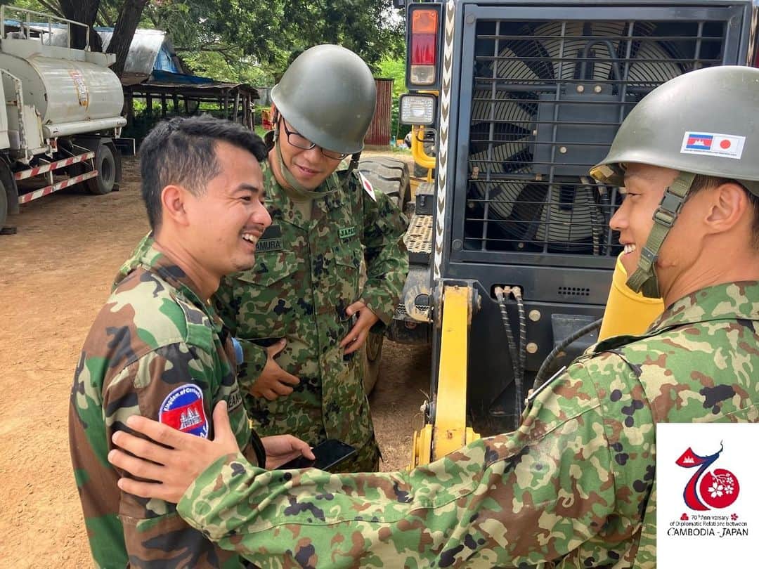 陸上自衛隊さんのインスタグラム写真 - (陸上自衛隊Instagram)「🇯🇵🇰🇭 #陸上自衛隊 #中部方面隊 の隊員７名は、#カンボジア 王国軍に対するＰＫＯ施設分野の #能力構築支援 を実施中です。重機の構造機能教育より開始し、現在は操作実習へと移行しています。事業を通じ、引き続き同国との二国間関係の強化に寄与してまいります。 #外交関係樹立70周年  🇯🇵🇰🇭 #MiddleArmy , #JGSDF is conducting a PKO cooperation w/ Royal Cambodian Armed Forces. This began with education on the structure and function of heavy equipment and has moved on to operational training.  JGSDF will continue to promote the relationship b/w 🇯🇵🇰🇭」12月4日 18時00分 - jgsdf_pr