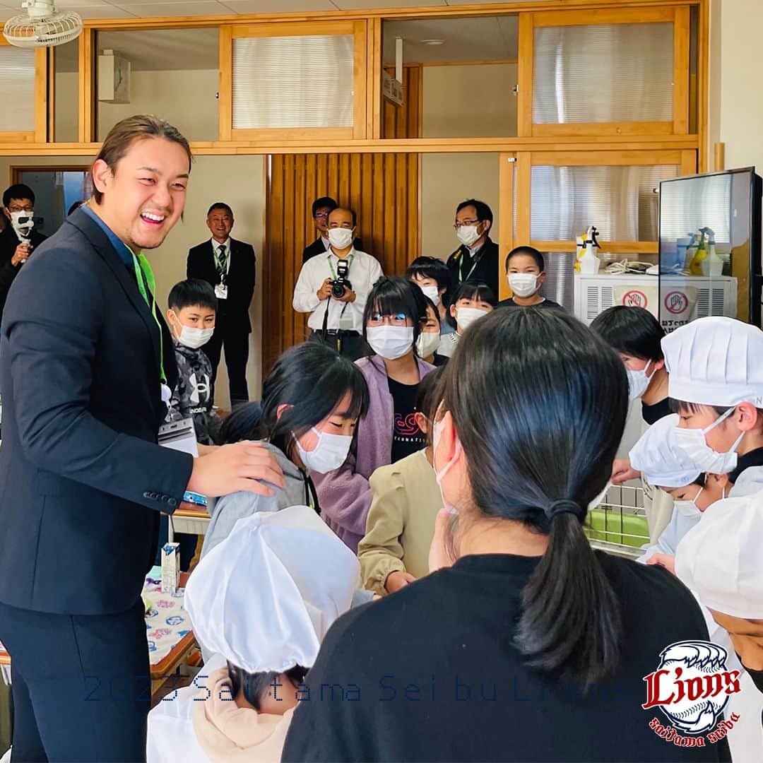 埼玉西武ライオンズさんのインスタグラム写真 - (埼玉西武ライオンズInstagram)「連日、社会貢献活動や 地元での交流に励んでいる #高橋光成 投手⚾️✨  今日は地元群馬県の沼田市親善大使として、 1日学校給食センター所長を務めました。  活動の一環で母校があった利根小学校にも訪問。 生徒たちと給食を食べるなど交流をしました！  最後の1枚ですが、知らぬ間に身長が伸びた！？のか 作ってくれた190cmのメモリがちょっと低いのかも？？ ちなみに、背伸びはしてなかったはず🤣  #埼玉西武ライオンズ  #seibulions  #プロ野球」12月4日 18時00分 - saitama_seibu_lions_official