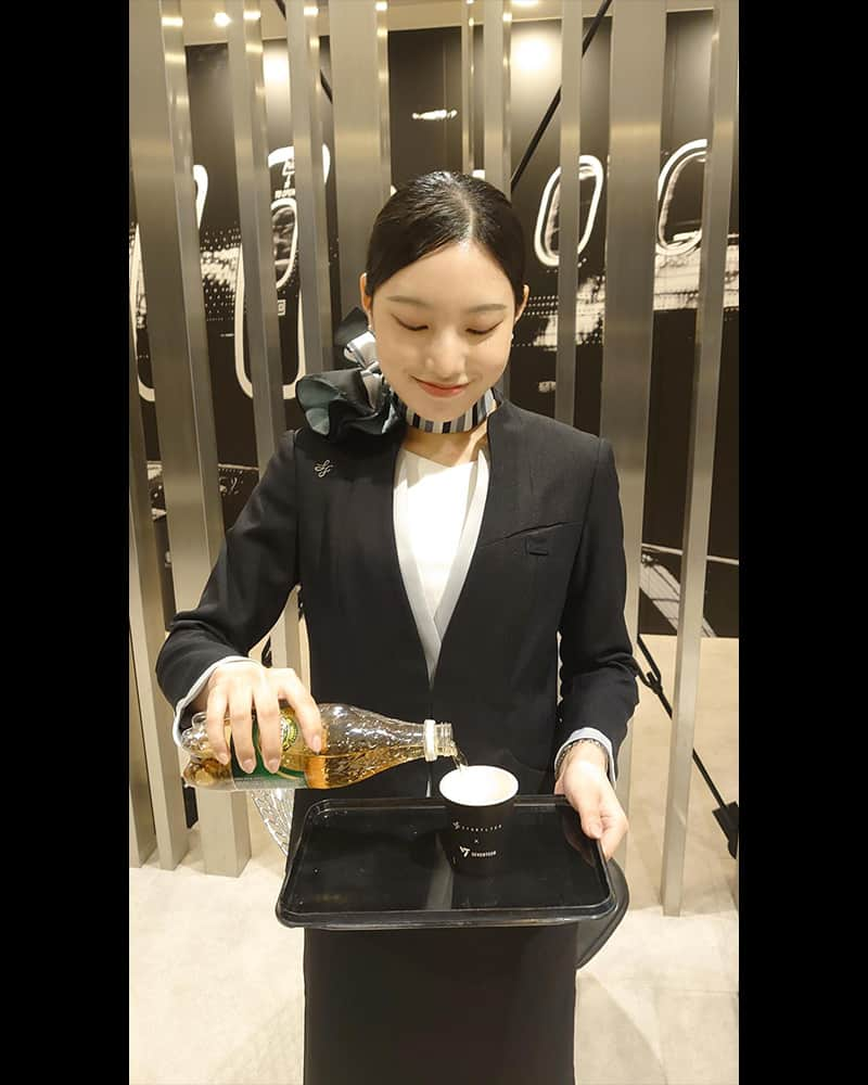 スターフライヤーさんのインスタグラム写真 - (スターフライヤーInstagram)「【NEW季節ジュースのお知らせ】 皆さん、こんにちは！ 12月より季節限定ジュースが変更になります！  好評をいただいていた「キリン 午後の紅茶 for HAPPINESS 熊本県産いちごティー」に代わり、12月から順次「カナダドライ　ジンジャーエール」の提供がスタートしました🧴 甘さ控えめでスッキリとした後味のジンジャーエール🍸 ホリデーシーズンに彩りを与えるシャンパンゴールドの液色の輝きが、これからの季節にワクワク感を与えてくれます🎄🎍✨ 是非機内で特別な時間をお過ごしください♪  定番ドリンクは勿論のこと、季節限定ドリンクも自信を持ってオススメです♪  ☟機内サービス https://www.starflyer.jp/inboard/amenity/」12月4日 18時00分 - starflyerjapan