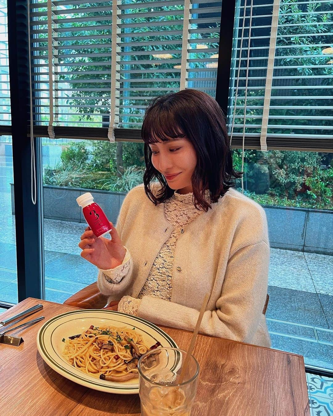 ANNA 杏奈のインスタグラム：「┈┈┈┈┈┈┈┈┈┈┈┈┈┈┈┈┈┈┈┈  @grnjapan__official  ピンクグリーン3daysシーズン2  ┈┈┈┈┈┈┈┈┈┈┈┈┈┈┈┈┈┈┈┈  3日で完成する確実でクイックな緊急ダイエットブースター3days☝️ 3日連続で飲むだけ!!  フルーツジュース味なので、 飲みながらダイエットができるよ！ ピンクは食前に飲むよっ🥤 すごく美味しいからクイッと飲めた🫶‎🤍 見た目も可愛いから持ち運ぶのも苦じゃない♡  3日間使い続けたらお通じが良くなった感じ✊🏻‪ ̖́-‬ サプリとかは長期間飲まないと効果を感じないので嬉しい💊✨️  3daysは飲み物だから体内吸収が早くて、 錠剤と違って蓋だけ開けて飲めばいいから便利🕊✨️ . . . . #PR #GRN #ピンクグリーン #3days #スリーデイズ #体重管理 #短期ダイエット #ダイエット #ダイエットサプリ #オリーブヤング購入品 #サプリメント #インナービューティー #韓国インナービューティー #韓国アイドルダイエット #韓国購入品」