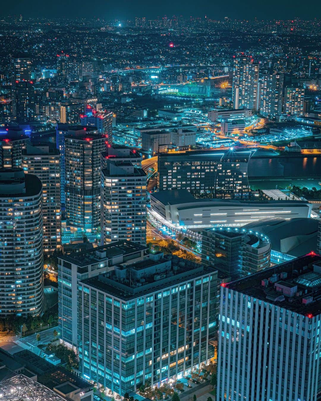 横浜市のインスタグラム：「Life in the city 💙 Photo: @lapule2022  #myyokohama   #yokohama #darlingescapes #beautifuldestinations #artofvisuals #somewheremagazine #discoverglobe #travelawesome #passionpassport #lovejapan #explorejapan #japanlife #japanfocus #japan_vacations #japanrevealed #よこはま #ヨコハマ #横浜」