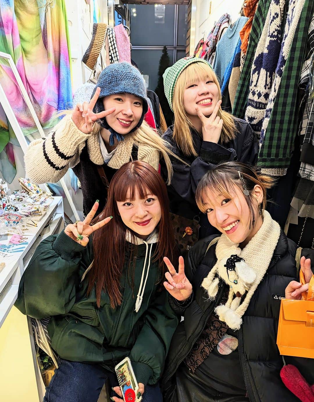 平井富子のインスタグラム：「美女軍団、登場！  都内から、レミちゃん、ナナちゃん、ライちゃん、ユウカちゃんがアンシャンテに、、  全員、文化出身のクリエイターさん達。素晴らしい〜  母親も文化、姉も文化の大学出身、私も出版局でアルバイト経験の文化一家。 同志ですね！  トイプードルの可愛いマフラー、雑誌に掲載されたスワロフスキーの蝶のネックレス、紫金石のピアス等オリジナルアクセサリーを多数気に入って頂きました。きっと良いことありますよ！  近いので、また、気軽に遊びに来てください～ 楽しみにしています！」