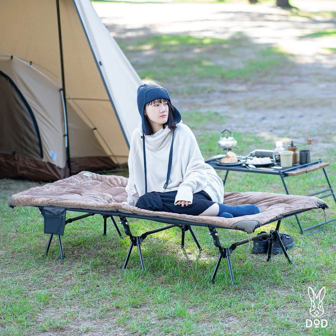 DOPPELGANGER OUTDOORのインスタグラム：「. \ 新製品 #キャナリーコット/ . 🫶🏻メッシュなので夏は涼しい + サウナや川遊びシーンにも◎ 🫶🏻モフモフカバーを付けて冬はヌクヌク 🫶🏻ゆったり寝られる75cmのワイド幅 🫶🏻ノーモア固い痛い、なレバー式組立 🫶🏻ハイ / ローの高さ調整可能  ....と嬉しいポイントが盛りだくさんのかなり良い(キャナリー)コット、その名も #キャナリーコット😉 . コットの組立というとどうしてもコツや力を要しがちなのですが、 てこの原理を利用した【レバー式】を採用することでキャナリ楽に組み立て可能。 コットでスヤァ(˘ω˘)に憧れるけど、組立に自信がなくて....と手を出せていなかった皆さまにキャナリおすすめです！ . 通常生地（≠メッシュ）の同型 #ジミニーコット と、 モフモフの毛布カバー単体の #モフモフチェンジャー も同時に新発売！ 冬はキャンプしない方や、逆に手持ちのコットで冬キャンプしたい方はコチラをお選びいただくとキャナリ理想のコットに仕上がるかと思います😉 ちなみにモフチェン（キャナリーコットに付属も含む）はモフモフを裏返せば火の粉に強いコットン素材🔥リバーシルで利用可能です。 . キャナリーコット / 22,000円 ジミニーコット / 16,500円 モフモフチェンジャー / 7,870円 すべて税込み、キャナリー＆ジミニーはDOD STORE、モフチェンはAmazon等での販売です🛒 . #コット #ベッド #サウナ #サウナキャンプ #外気浴 #夏キャンプ #冬キャンプ #dod #ディーオーディー #outdoor #アウトドア #ソトアソビ #camp #キャンプ #キャンプギア #campgear #露營 #戶外 #캠핑 #디오디」