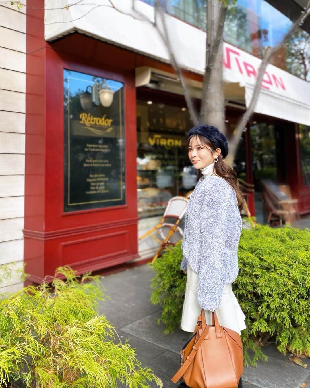 マナさんのインスタグラム写真 - (マナInstagram)「. ☕️🥐🥗  地元のお友達とモーニング☕️ 帰省時期がいつもずれて 多分数年ぶりに会ったのに Instagram見てるから全然そんなカンジしなかった♡ 小中高のお友達は顔見るだけでもホッとするね♥︎︎∗︎  そんな日のコーデは 髪の毛が伸びちゃってプリン🍮隠しに#ベレー帽  めちゃめちゃ便利◎  coordinate item hat & cardigan @novelmee_official  tops #urs  one-piece @st.rooney  boots #grl  . . . . . .#novelmeeコーデ #フェザーニット #冬コーデ #ベレー帽コーデ #低身長コーデ #小柄コーデ #ママコーデ #お出かけコーデ」12月4日 18時02分 - ma_anmi