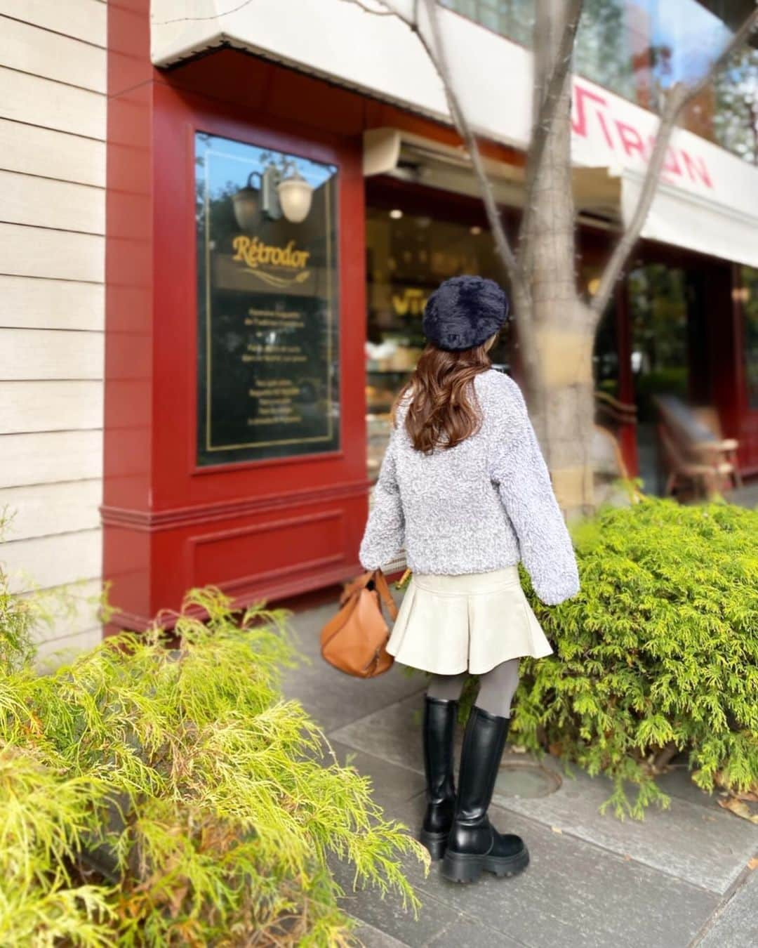 マナさんのインスタグラム写真 - (マナInstagram)「. ☕️🥐🥗  地元のお友達とモーニング☕️ 帰省時期がいつもずれて 多分数年ぶりに会ったのに Instagram見てるから全然そんなカンジしなかった♡ 小中高のお友達は顔見るだけでもホッとするね♥︎︎∗︎  そんな日のコーデは 髪の毛が伸びちゃってプリン🍮隠しに#ベレー帽  めちゃめちゃ便利◎  coordinate item hat & cardigan @novelmee_official  tops #urs  one-piece @st.rooney  boots #grl  . . . . . .#novelmeeコーデ #フェザーニット #冬コーデ #ベレー帽コーデ #低身長コーデ #小柄コーデ #ママコーデ #お出かけコーデ」12月4日 18時02分 - ma_anmi