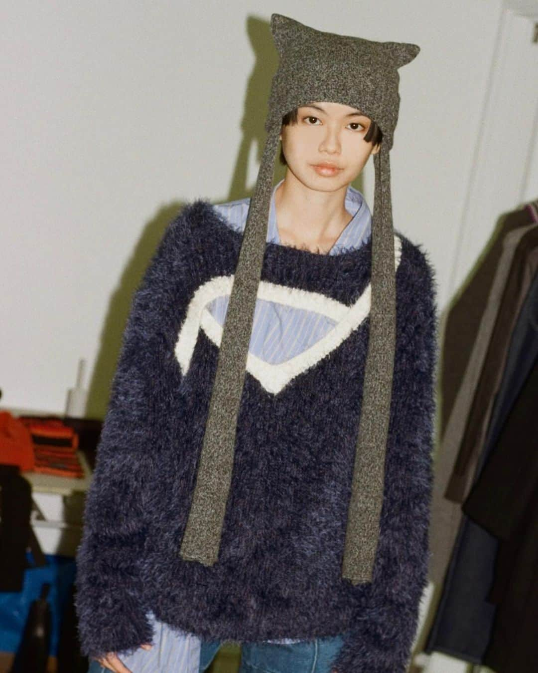 sodukさんのインスタグラム写真 - (sodukInstagram)「zoe in #soduk - long hair knit / navy - long collar shirt / blue - line jeans / blue - flat knit cap / gray  #soduk23fw」12月4日 18時03分 - soduk_official