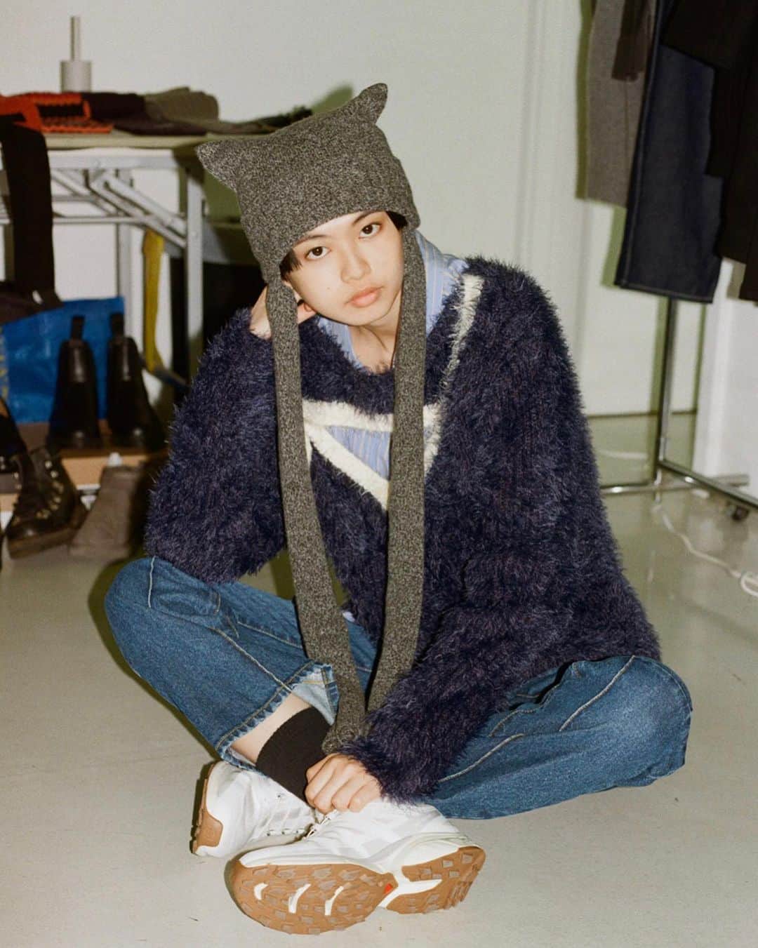 sodukのインスタグラム：「zoe in #soduk - long hair knit / navy - long collar shirt / blue - line jeans / blue - flat knit cap / gray  #soduk23fw」