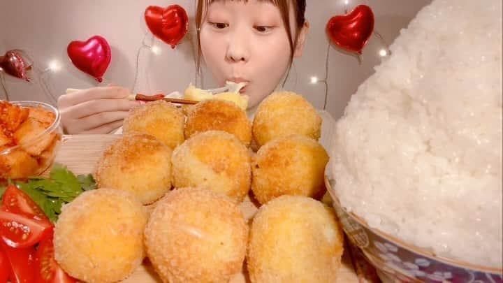 MIYUのインスタグラム：「チーズ入りコロッケ🧀Cheese Croquettes🧀 #asmr #asmreating #eating #mukbang」