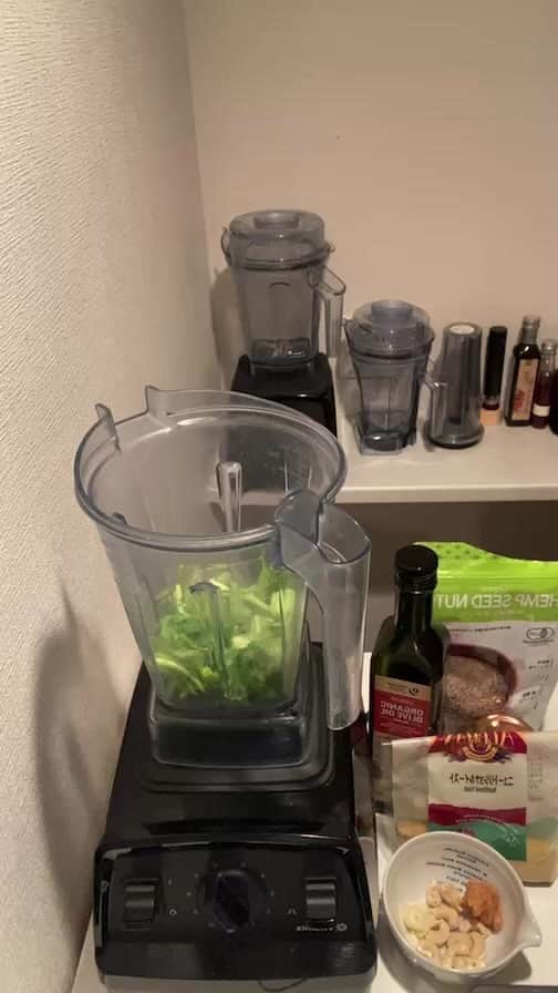 Vitamix Japanのインスタグラム：「春菊のveganジェノベーゼ  ※修正 春菊の分量は100gに変更しております🙏 ↓こちらのレシピをご覧下さい。  春菊のveganジェノベーゼ  材料　4〜6人分  A 春菊　約100g オリーブオイル　120〜150g 松の実　15g ニュートリショナルイースト　大さじ1(お好みで) ヘンプシード　大さじ1 にんにく　1片 味噌　小さじ1〜2 塩、黒胡椒　適量  ペンネ　適量  トッピング veganパルメザンチーズ、ヘンプシード、黒胡椒  01.Aの材料をコンテナに入れ、蓋をします。速度１を選択してスタート。徐々に最高速度にスピードを上げ、滑らかになるまで（約1分）攪拌します。 02.茹でたてのペンネに①を適量、和えて出来あがりです。」