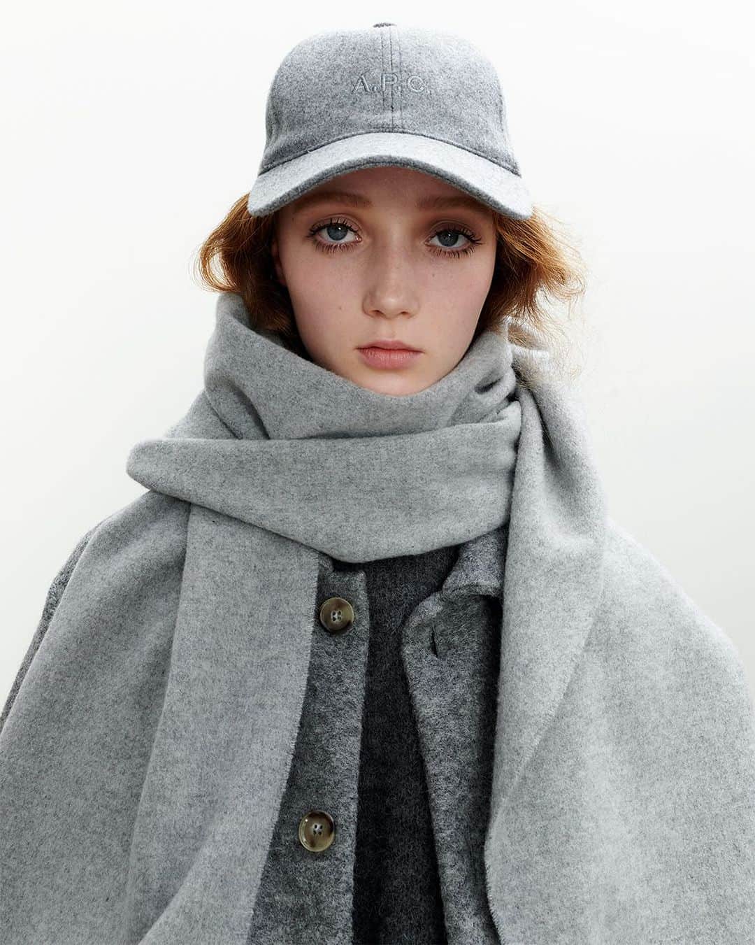 アーペーセーのインスタグラム：「Are you cold yet?   Wrap up in our wool Charlie baseball hat and Alix Brodée scarf.   #APCParis」
