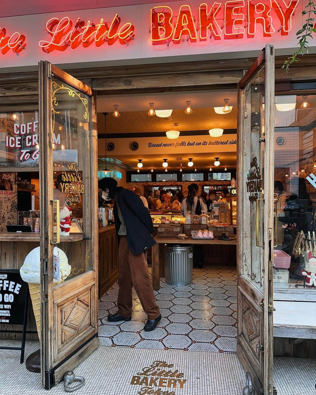 ちょびさんのインスタグラム写真 - (ちょびInstagram)「カラースプレーのついたアイス美味しそうに食べてた日👦🏻🍨 2枚目のしゃくれ顔たまらん〜🥰  一緒に食べよう〜と思ってたのに、『ママは食べないで！』の一点張りでした🎄🎅🏻 それにしてもこの時期の @thelittlebakerytokyo はクリスマス一色でかわいいんだよな〜🤍  #表参道#表参道カフェ#カラースプレー#チョコスプレー#アイスクリーム#アイス#おでかけ#東京カフェ#子連れカフェ」12月4日 18時15分 - kaoriririn15