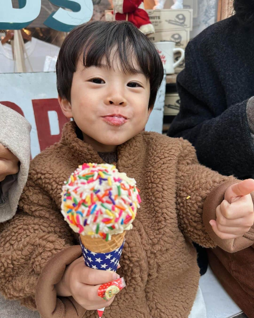 ちょびさんのインスタグラム写真 - (ちょびInstagram)「カラースプレーのついたアイス美味しそうに食べてた日👦🏻🍨 2枚目のしゃくれ顔たまらん〜🥰  一緒に食べよう〜と思ってたのに、『ママは食べないで！』の一点張りでした🎄🎅🏻 それにしてもこの時期の @thelittlebakerytokyo はクリスマス一色でかわいいんだよな〜🤍  #表参道#表参道カフェ#カラースプレー#チョコスプレー#アイスクリーム#アイス#おでかけ#東京カフェ#子連れカフェ」12月4日 18時15分 - kaoriririn15