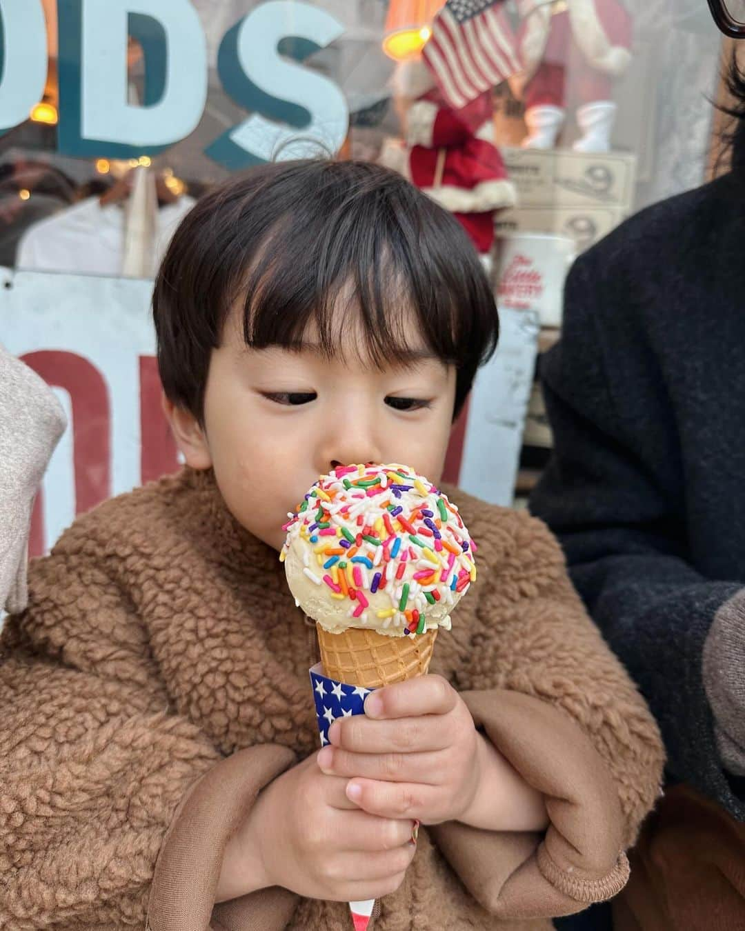 ちょびのインスタグラム：「カラースプレーのついたアイス美味しそうに食べてた日👦🏻🍨 2枚目のしゃくれ顔たまらん〜🥰  一緒に食べよう〜と思ってたのに、『ママは食べないで！』の一点張りでした🎄🎅🏻 それにしてもこの時期の @thelittlebakerytokyo はクリスマス一色でかわいいんだよな〜🤍  #表参道#表参道カフェ#カラースプレー#チョコスプレー#アイスクリーム#アイス#おでかけ#東京カフェ#子連れカフェ」