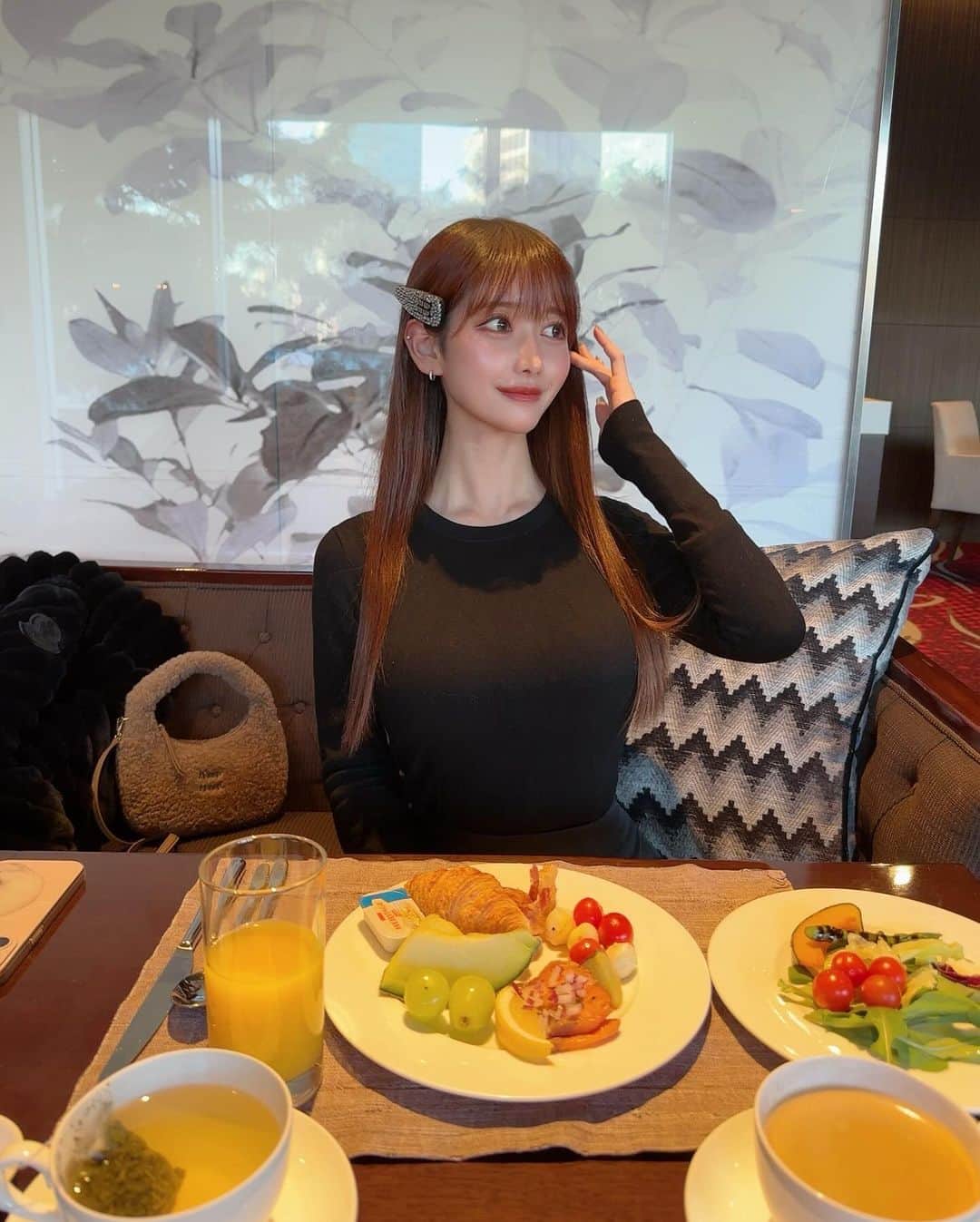 MAYUさんのインスタグラム写真 - (MAYUInstagram)「. ホテルの朝食でオムレツがあると絶対に頼む😋💛 チーズ多めが個人的にすき！ そしてケチャップでハートかきがち❤️ . みんなは卵料理は何がすき？🍳 . 6枚目は参鶏湯やさん 前に友達と韓国行った時にたまたま見つけたお店で、 美味しかったからまた行ってみた！☺️ 熱々すぎて、湯気がすごい💭 観光客の人があまり来なそうな地元の人たちが集まるようなお店で、ローカル感がとっても良かったよ✨ . . #旅行#韓国旅行#女子旅#ソウル#朝食#参鶏湯#trip#travel#seoul#korea#koreatravel#miumiu#moncler#삼계탕#조식#여행#여행스타그램#여행에미치다#용삼계탕」12月4日 18時08分 - mayu.kina_golf