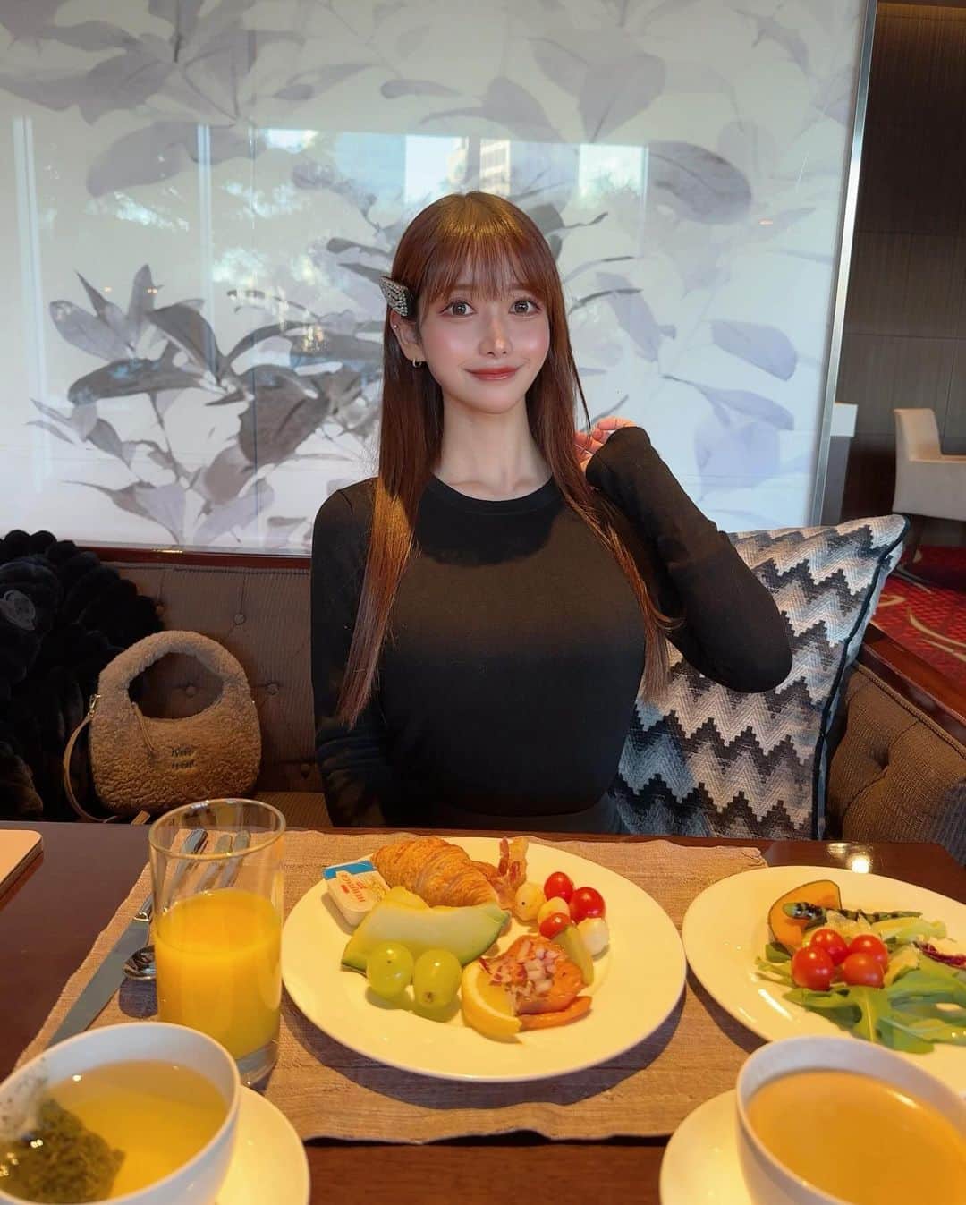 MAYUさんのインスタグラム写真 - (MAYUInstagram)「. ホテルの朝食でオムレツがあると絶対に頼む😋💛 チーズ多めが個人的にすき！ そしてケチャップでハートかきがち❤️ . みんなは卵料理は何がすき？🍳 . 6枚目は参鶏湯やさん 前に友達と韓国行った時にたまたま見つけたお店で、 美味しかったからまた行ってみた！☺️ 熱々すぎて、湯気がすごい💭 観光客の人があまり来なそうな地元の人たちが集まるようなお店で、ローカル感がとっても良かったよ✨ . . #旅行#韓国旅行#女子旅#ソウル#朝食#参鶏湯#trip#travel#seoul#korea#koreatravel#miumiu#moncler#삼계탕#조식#여행#여행스타그램#여행에미치다#용삼계탕」12月4日 18時08分 - mayu.kina_golf