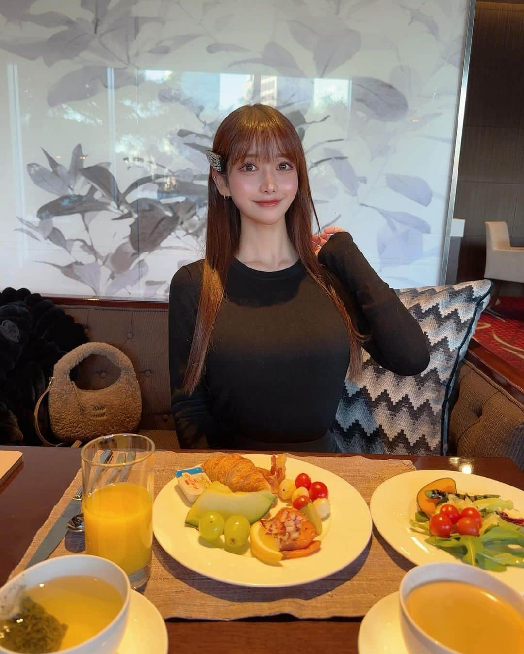 MAYUのインスタグラム：「. ホテルの朝食でオムレツがあると絶対に頼む😋💛 チーズ多めが個人的にすき！ そしてケチャップでハートかきがち❤️ . みんなは卵料理は何がすき？🍳 . 6枚目は参鶏湯やさん 前に友達と韓国行った時にたまたま見つけたお店で、 美味しかったからまた行ってみた！☺️ 熱々すぎて、湯気がすごい💭 観光客の人があまり来なそうな地元の人たちが集まるようなお店で、ローカル感がとっても良かったよ✨ . . #旅行#韓国旅行#女子旅#ソウル#朝食#参鶏湯#trip#travel#seoul#korea#koreatravel#miumiu#moncler#삼계탕#조식#여행#여행스타그램#여행에미치다#용삼계탕」