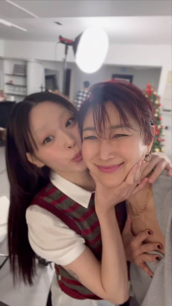 ピョン･ジョンスのインスタグラム：「채원이랑 채널을 하나 해야하나?  ‘2050_trend' 가능할지는 모르것네 🤪 인생선배로써 채원이에게 주고픈 아이템 ! 오늘 많은 얘기를 했네  #역시많이달라 #취미도가지가지다  음식으로 영상도 많이 찍으니  미리 혼수라생각하고 🫣 엄마가 주고픈 테이블웨어! 베르사체 딱 너꺼야  단번에 뺏긴 아이들 !! 요리를 패션으로 승화하는 그녀! @peach.butt_   인터뷰영상은 크리스마스때  유투브 #바자에서확인요  진짜 넘 웃겨!! #bazzar #versace 선배로써 조언은 🥶#잔소리 #옥신각신」