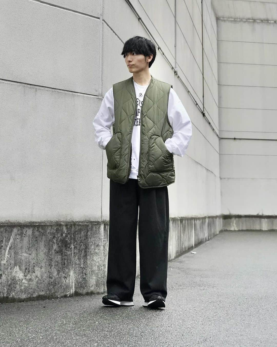 ひっちさんのインスタグラム写真 - (ひっちInstagram)「⁡ ⁡ ⁡ ⁡ ◾︎pickup item◾︎ ⁡ brand : #UNIQLO  item :  #ブラッシュドジャージータックワイドパンツ ⁡ これ載せたリール動画 人気すぎてビビってます… ⁡ もうすぐ28万回再生… これからもUNIQLO、GUなど ⁡ プチプラと中価格帯なアイテムの服装を投稿するので いいね、フォロー、保存で応援してね ⁡ ┈┈┈┈┈┈┈┈┈┈ #ノームコア #ノームコアコーデ #メンズコーデ #冬コーデ #秋冬コーデ #ユニクロ新作 #ユニクロコーデ #UNIQLOコーデ #ユニクロメンズコーデ  #GUコーデ #GUコーデ部  #モノトーンコーデ #ワイドパンツコーデ #低身長コーデ #デートコーデ #ディズニーコーデ  #ユニバコーデ #USJコーデ #フリンジデニム #デートコーデ #GUメンズコーデ #モノトーンコーデ #韓国ストリート #韓国ストリートコーデ #モッズコート#モッズコートコーデ #ブラックコーデ  ┈┈┈┈┈┈┈┈┈┈」12月4日 18時11分 - hicchiwear