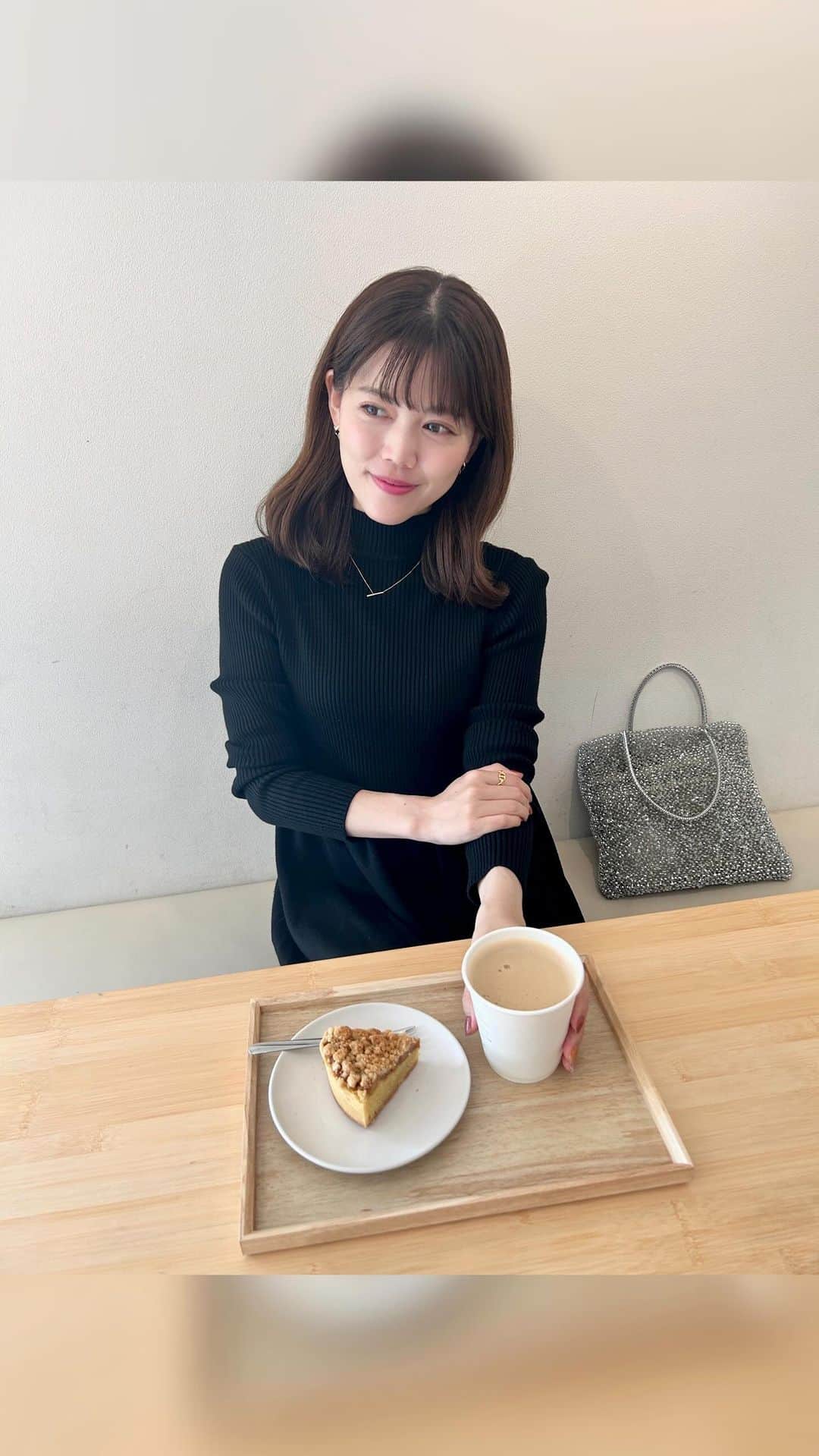 上坂由莉のインスタグラム：「冬のキラキラした雰囲気が大好き🎄✨ 冬のおでかけは、目元も華やかにメイクも楽しみつつ アキュビュー® ディファイン® のラディアント チャーム™ を着用して さらに気分を上げておでかけするよ👢⸝⸝ ⁡ ⁡ アキュビュー® ディファイン® は保湿成分配合で、酸素がしっかり届くらしい。 私は1日中快適なつけ心地で過ごせました⛄️🤍 ⁡ ⁡ ⁡ デザインも派手すぎず、 3層グラデーションで自然に瞳に馴染むらしい🪞 ナチュラルに目元を華やかに魅せてくれるデザインが 高校生からずっと愛用している大好きなポイント♡♡♡ 使った事ない方は是非使ってみてほしい！！ @acuvue_define ⁡ ⁡ #PR #冬のおでかけ #おでかけメイク #冬コーデ #アキュビューディファイン #ディファイン #カラコン #カラコンレポ #カラコンレビュー #ナチュラルカラコン #カラコン着画 #ライフスタイル #国内観光 #観光スポット #冬休み #冬が好き #vlog #wintercode」