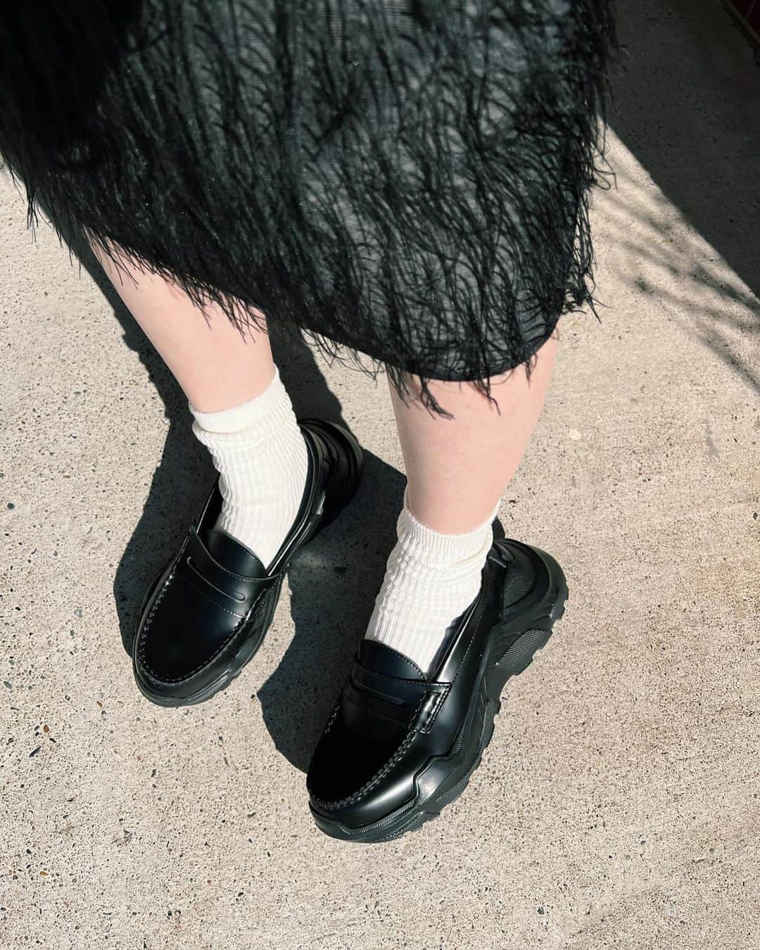 Hitoのインスタグラム：「. 🖤🤍  ハイテクな感じとクラシックなローファーが合わさってて可愛い👽  @akikoaoki_official」